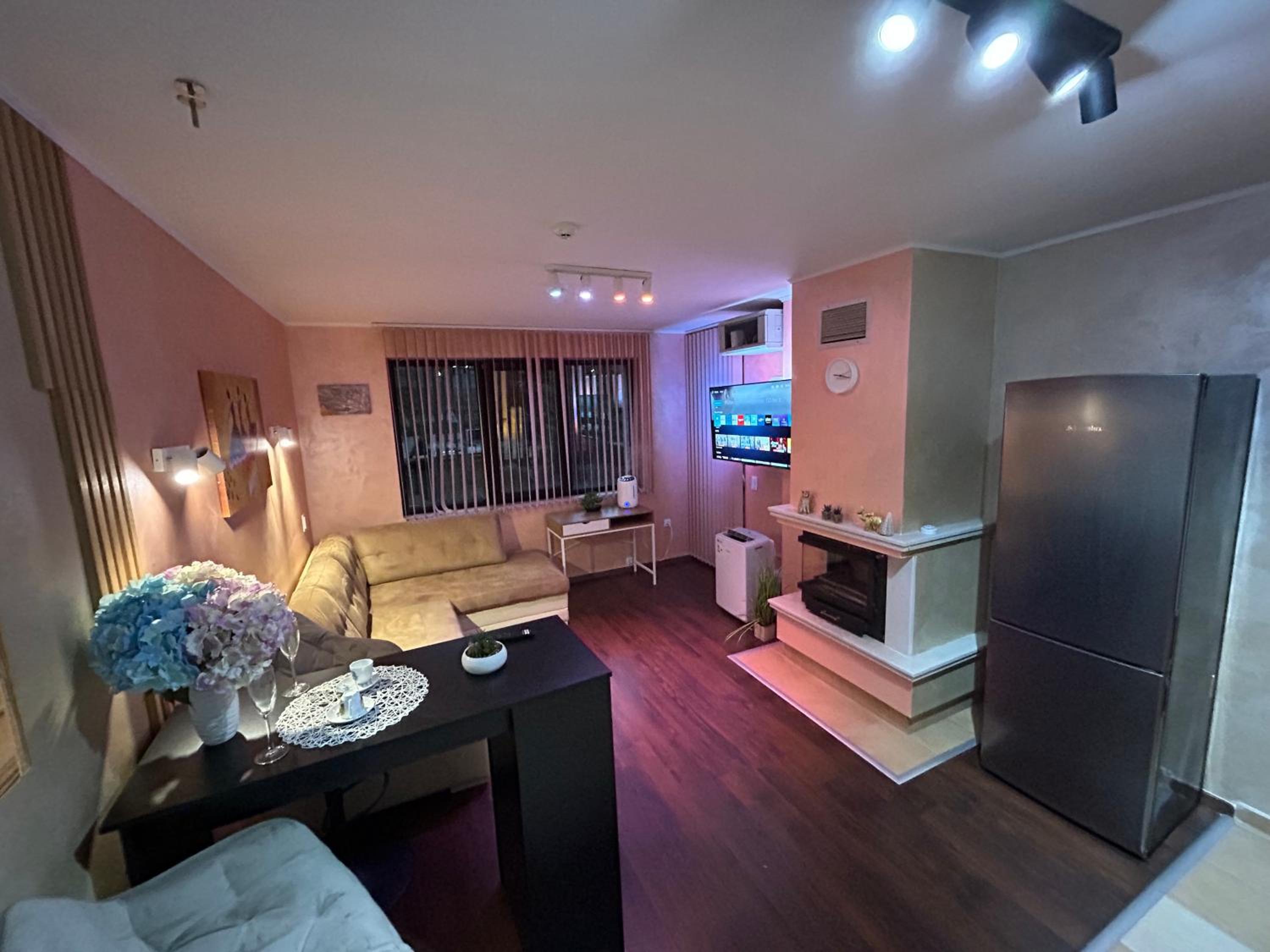 2-bedroom, 2-bathroom with fireplace and garden at Winslow Infinity