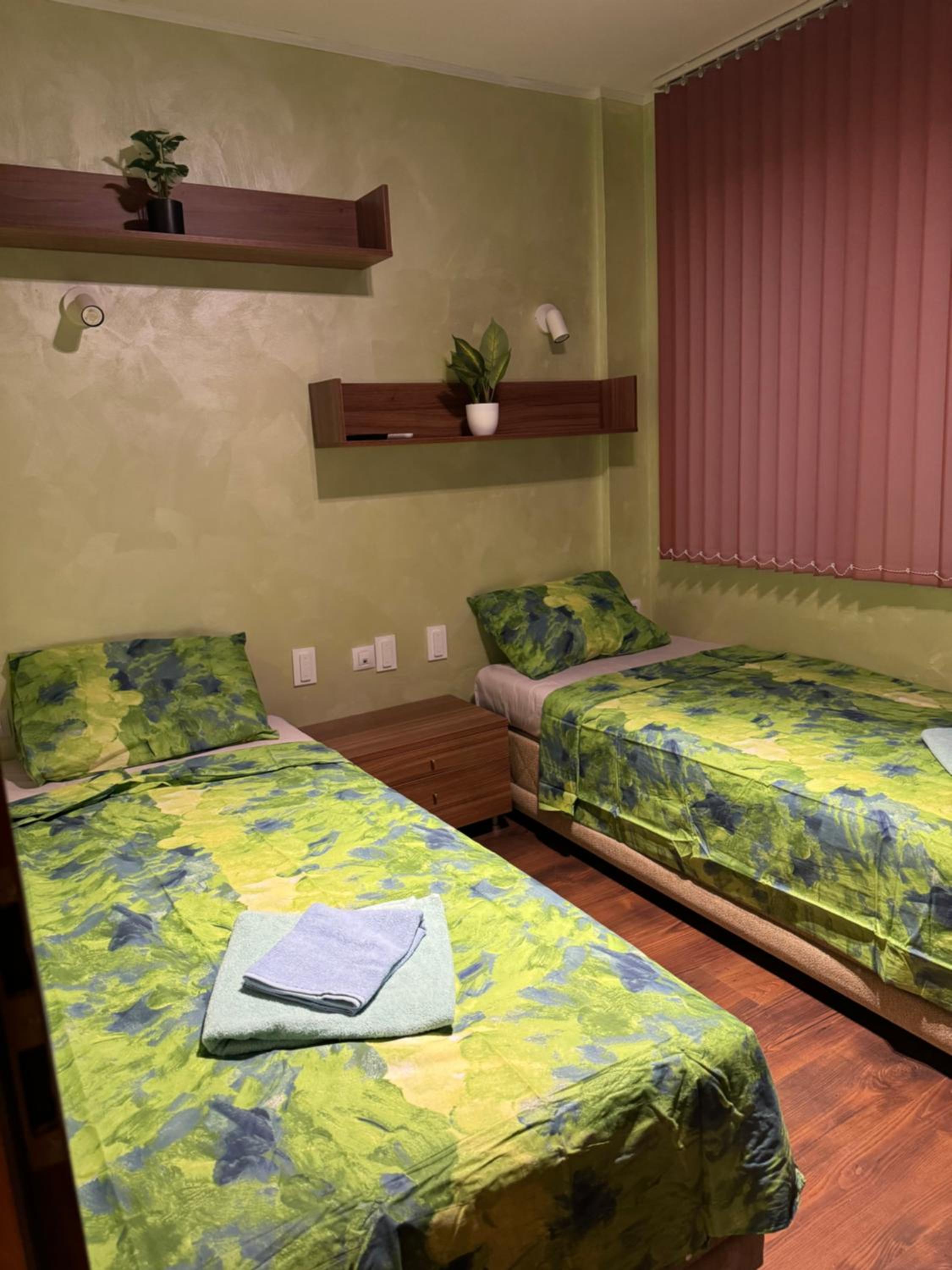 2-bedroom, 2-bathroom with fireplace and garden at Winslow Infinity