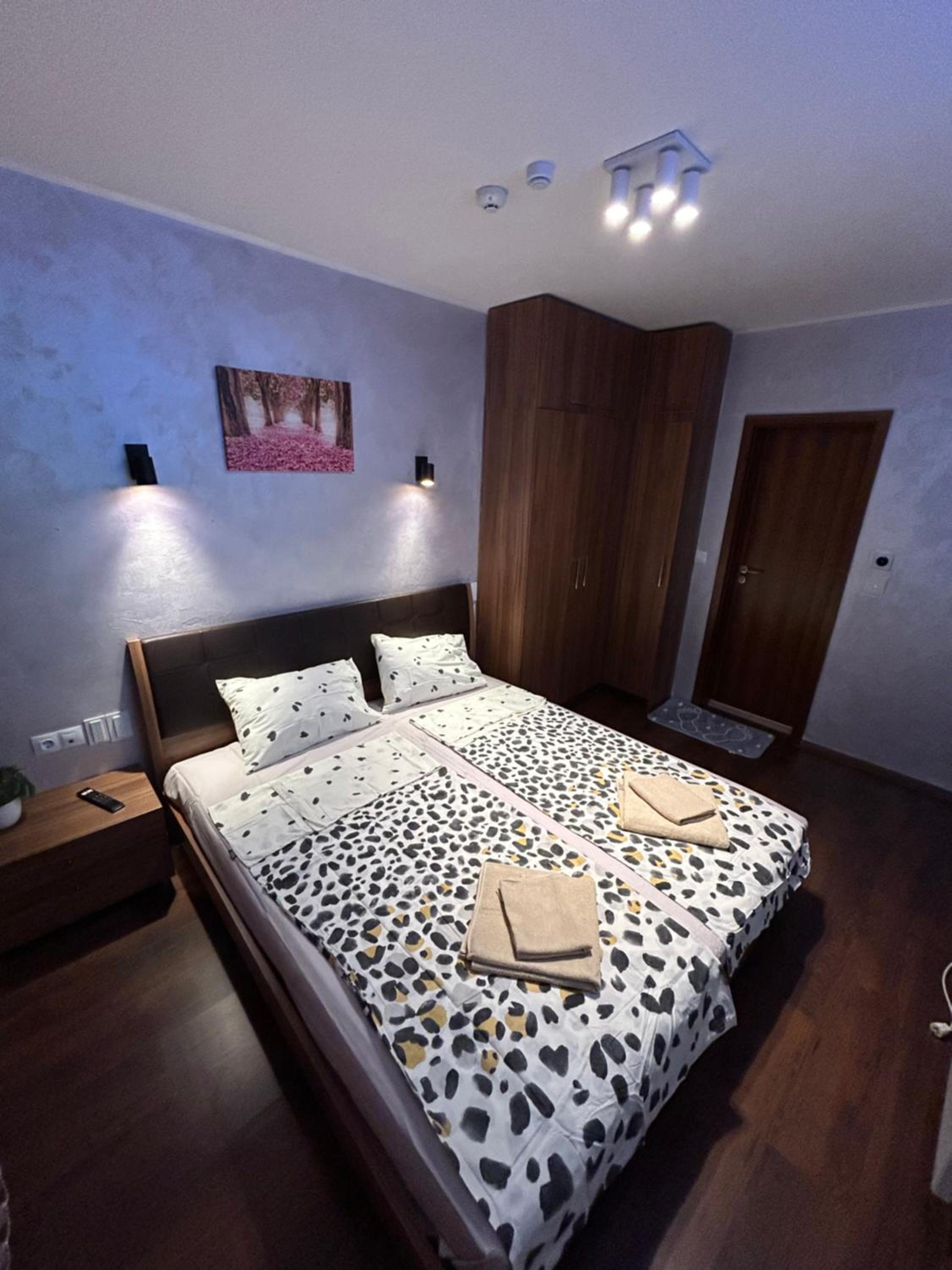 2-bedroom, 2-bathroom with fireplace and garden at Winslow Infinity