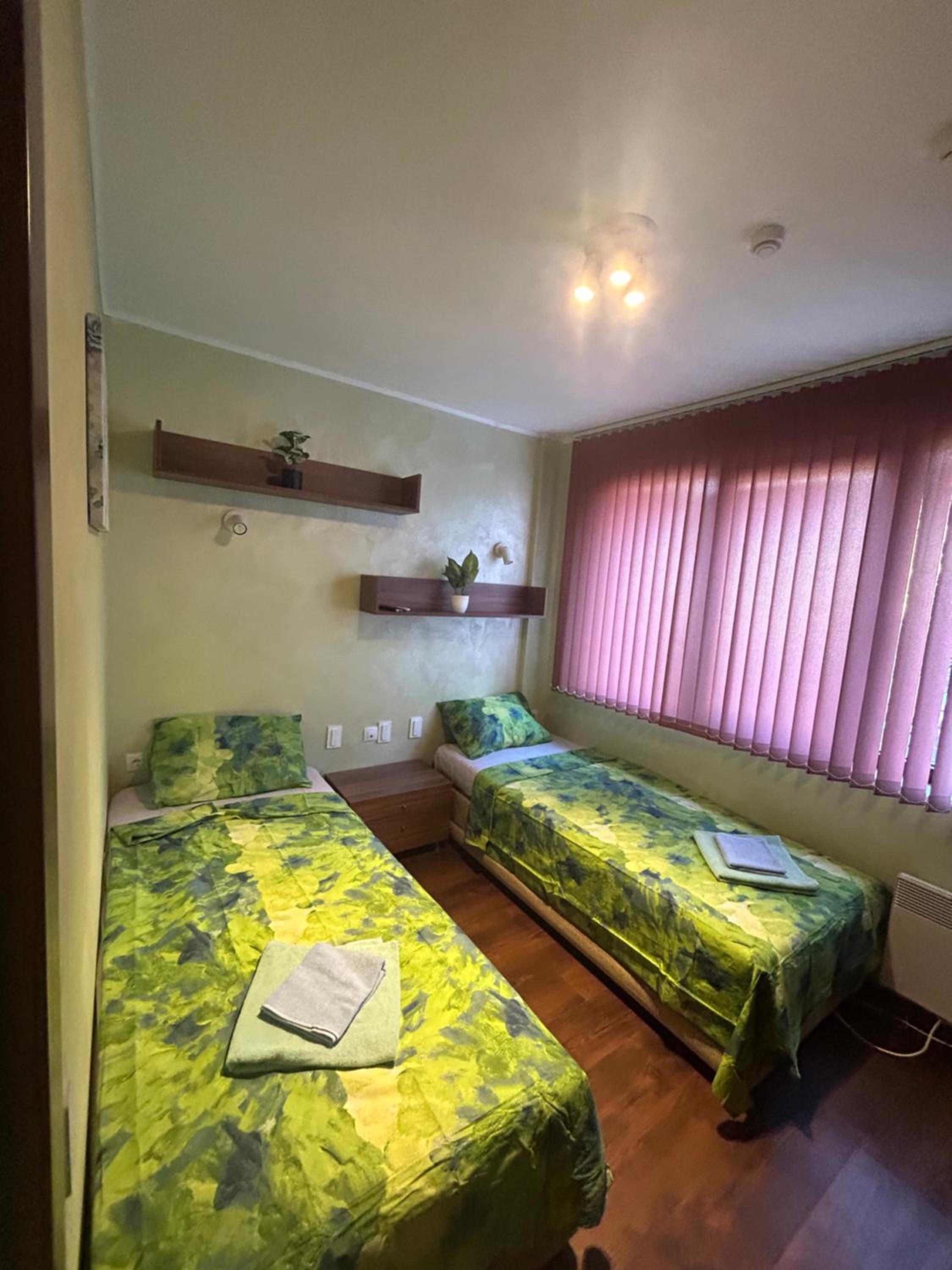 2-bedroom, 2-bathroom with fireplace and garden at Winslow Infinity