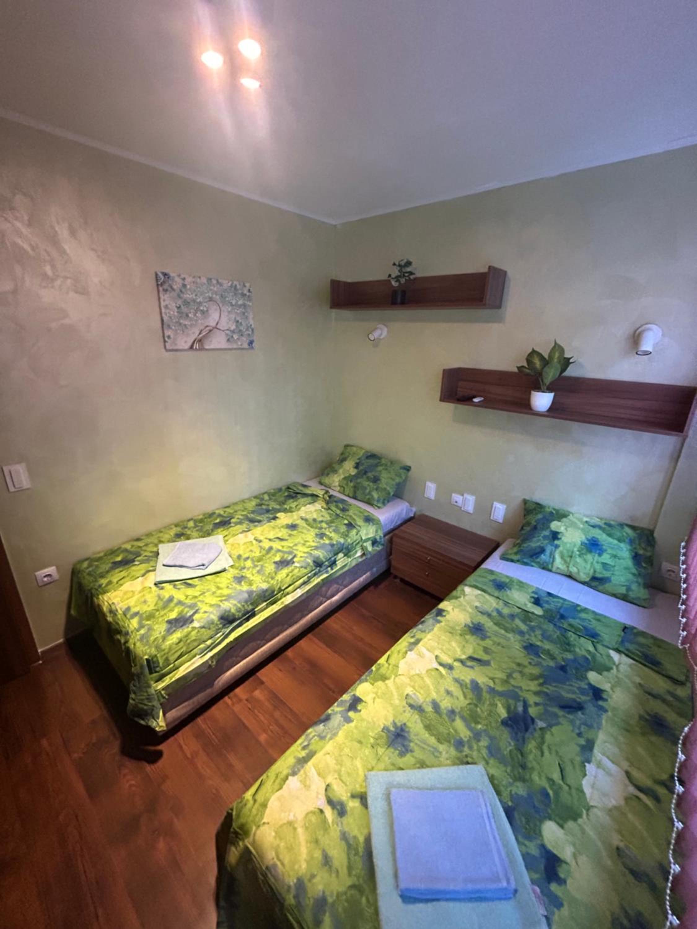 2-bedroom, 2-bathroom with fireplace and garden at Winslow Infinity