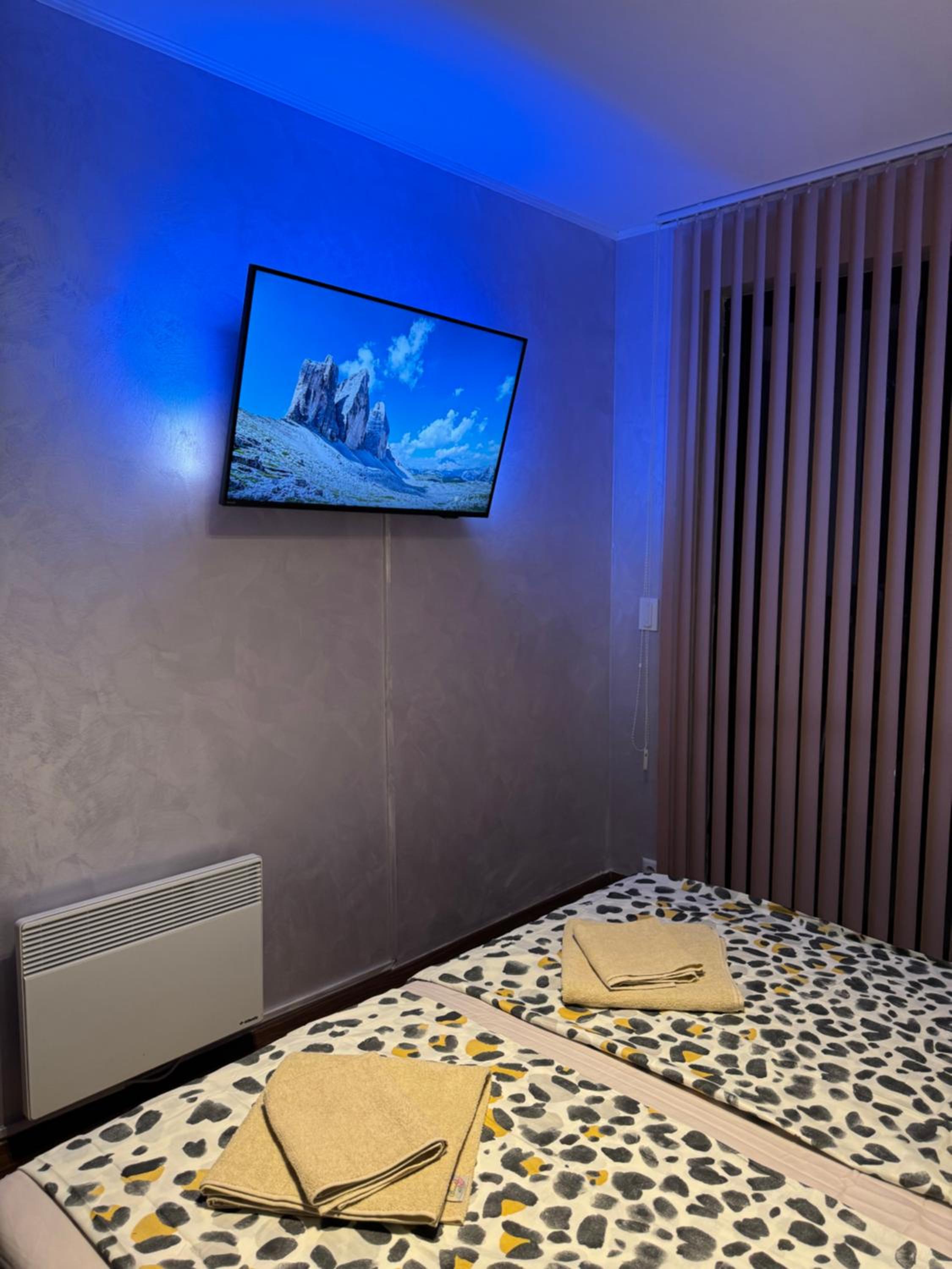 2-bedroom, 2-bathroom with fireplace and garden at Winslow Infinity
