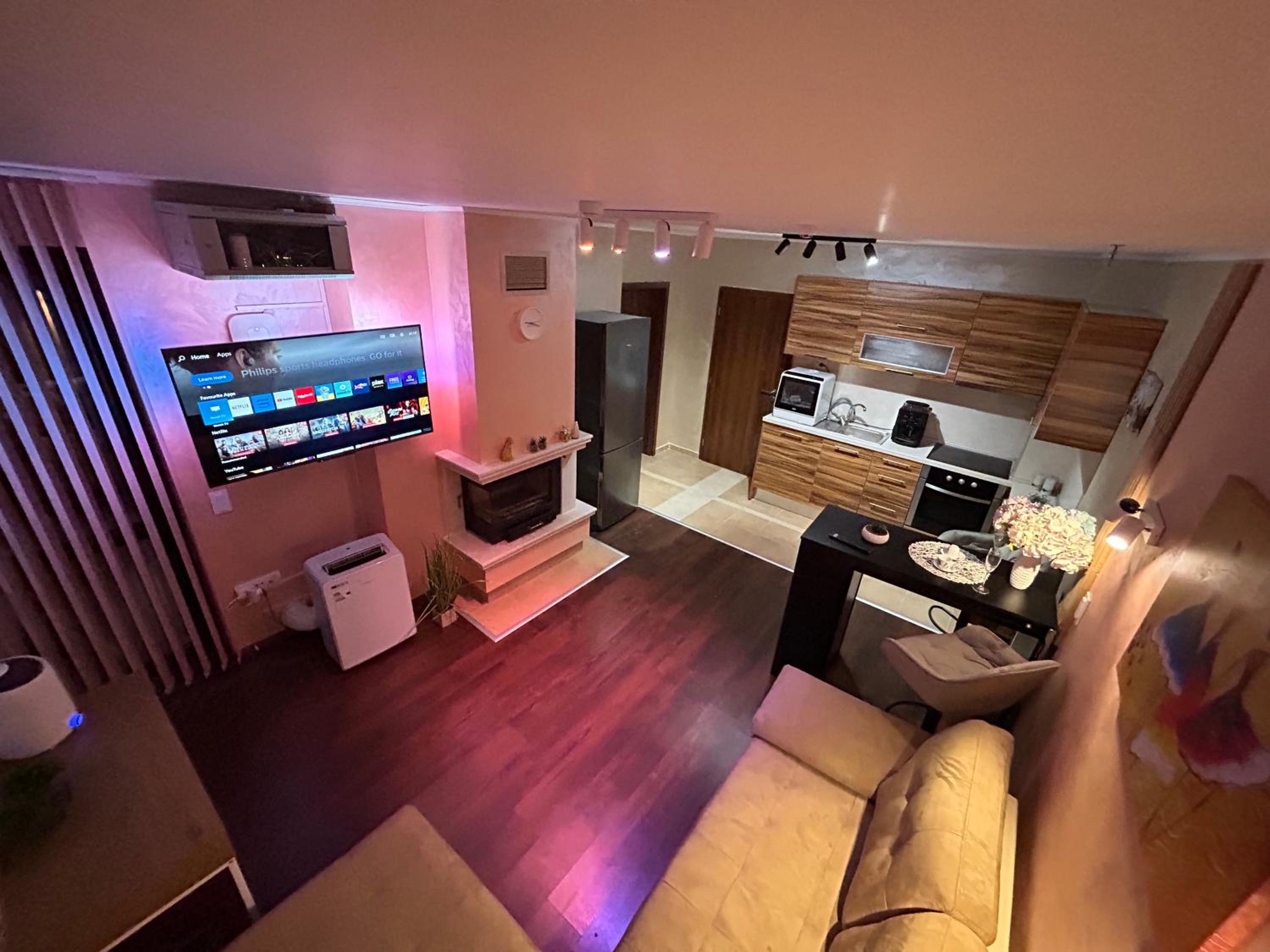 2-bedroom, 2-bathroom with fireplace and garden at Winslow Infinity