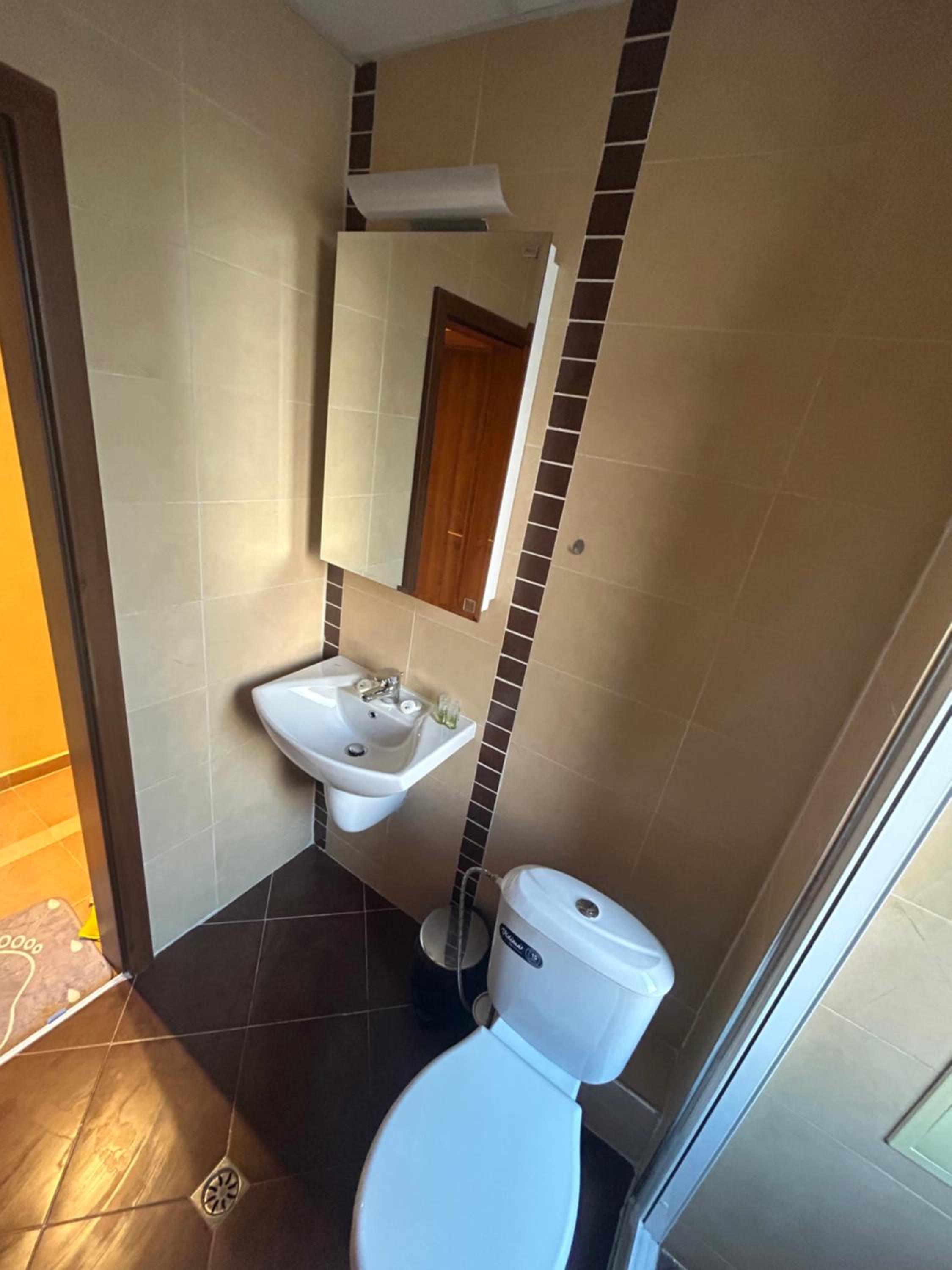 2-bedroom, 2-bathroom with fireplace and garden at Winslow Infinity