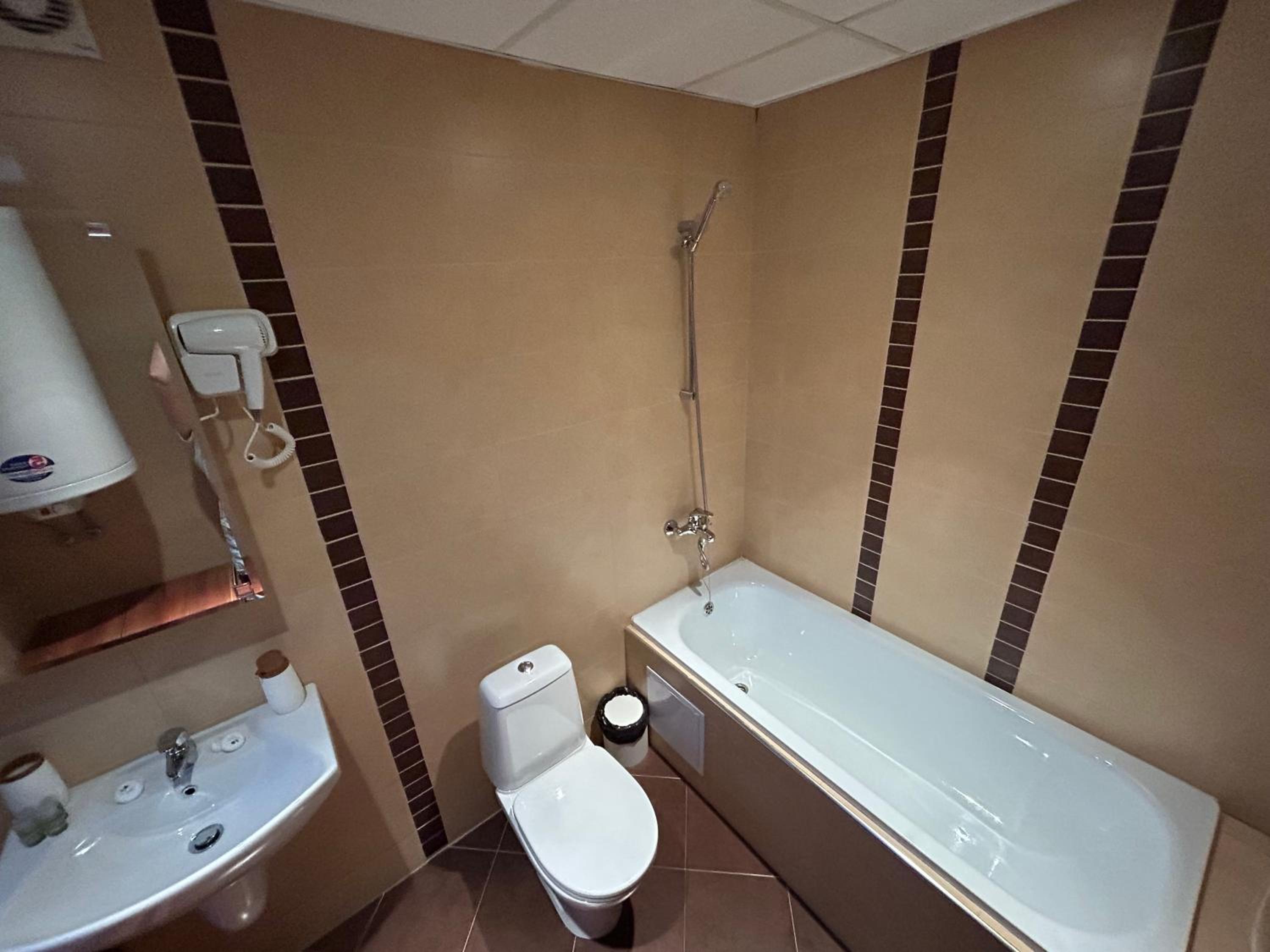 2-bedroom, 2-bathroom with fireplace and garden at Winslow Infinity