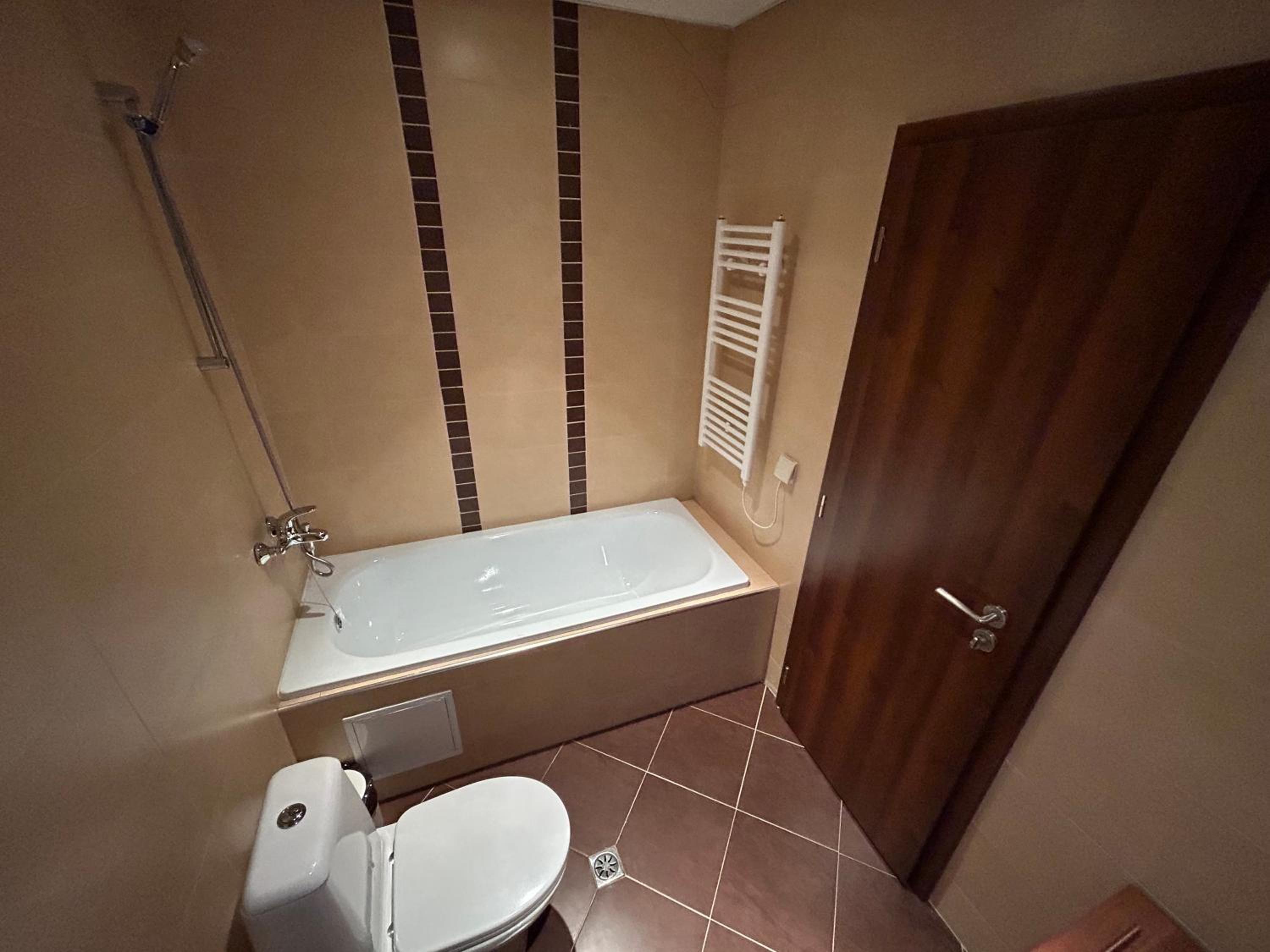 2-bedroom, 2-bathroom with fireplace and garden at Winslow Infinity