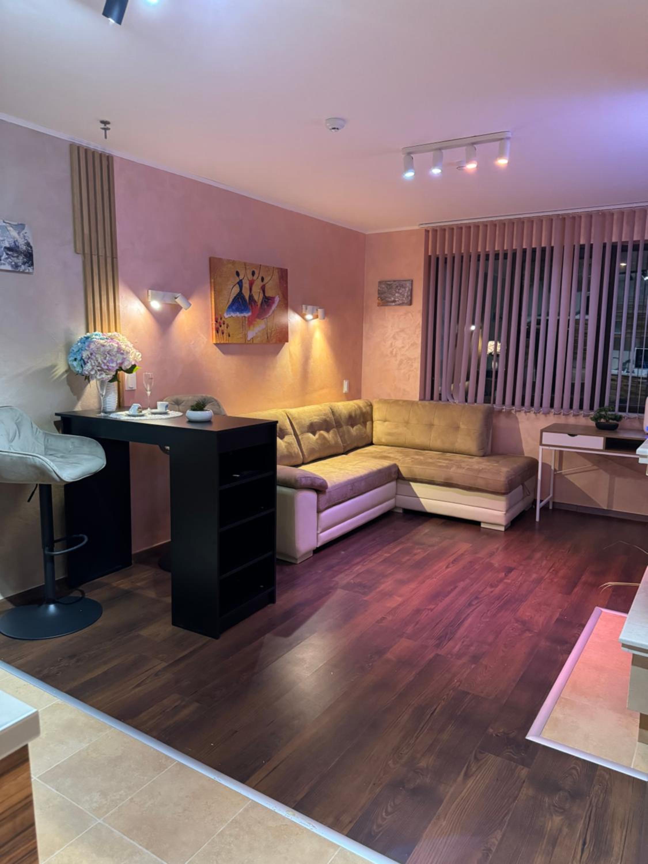 2-bedroom, 2-bathroom with fireplace and garden at Winslow Infinity