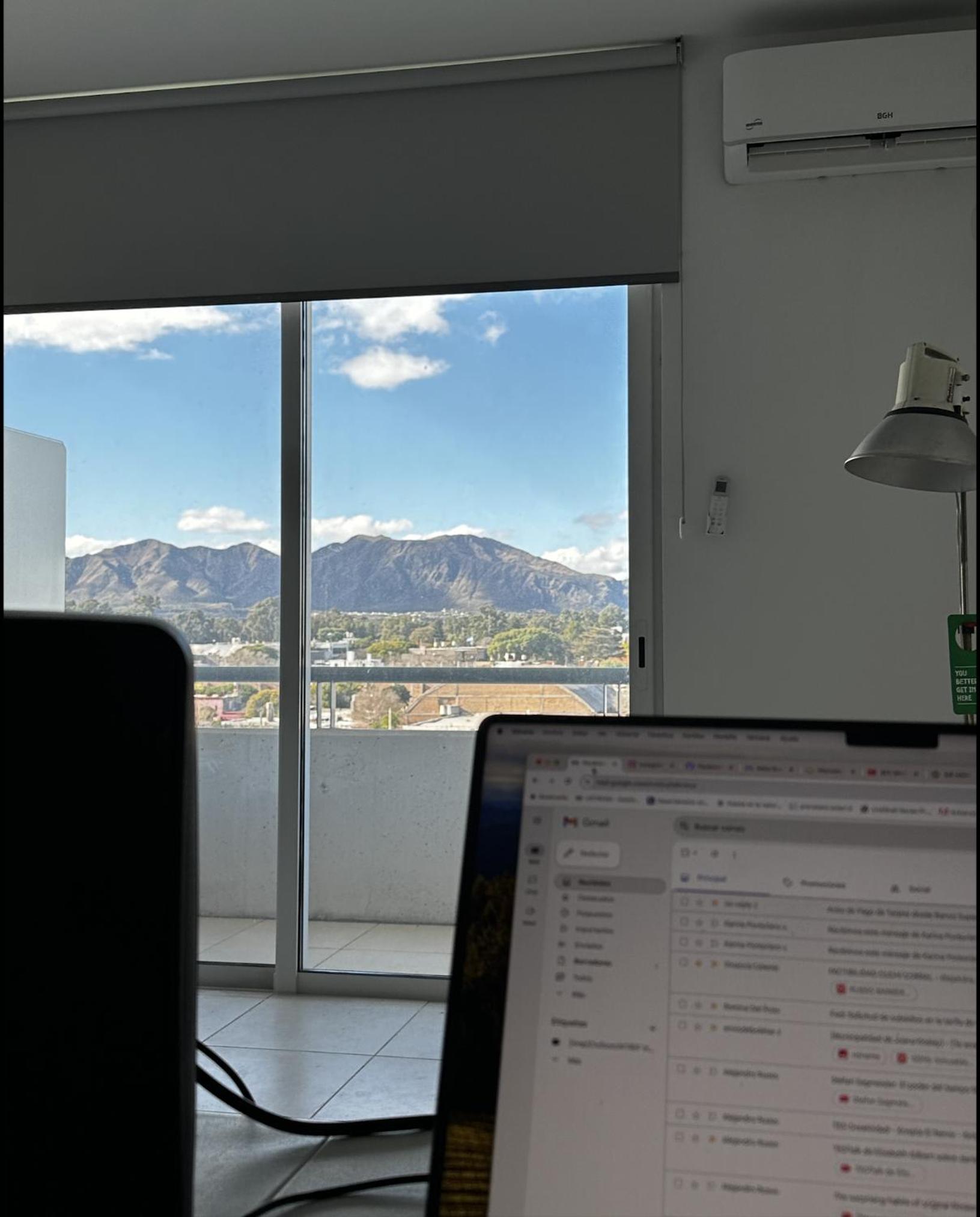 Un Departamento Cómodo con Vistas Increíbles a las Sierras