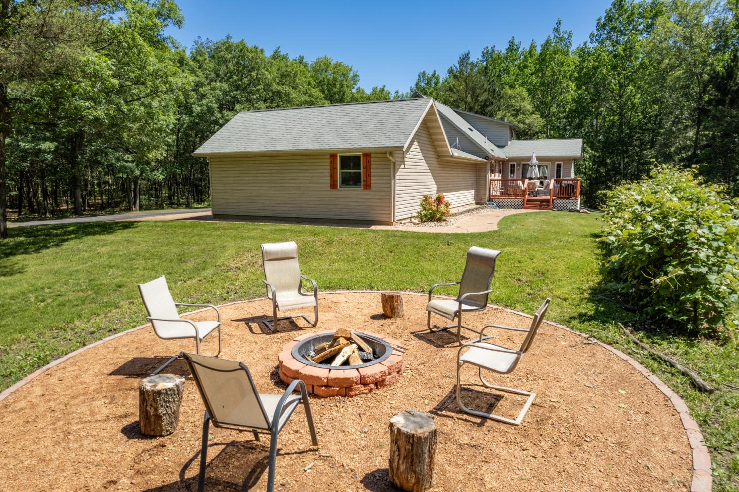 Dog-friendly 6-acre 5BR 3BA home, game room, deck, Wisconsin Dells 10min view 2