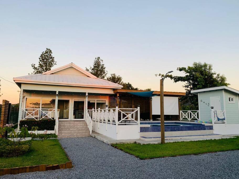 Acogedora Cabaña con Piscina y kiosco de playa