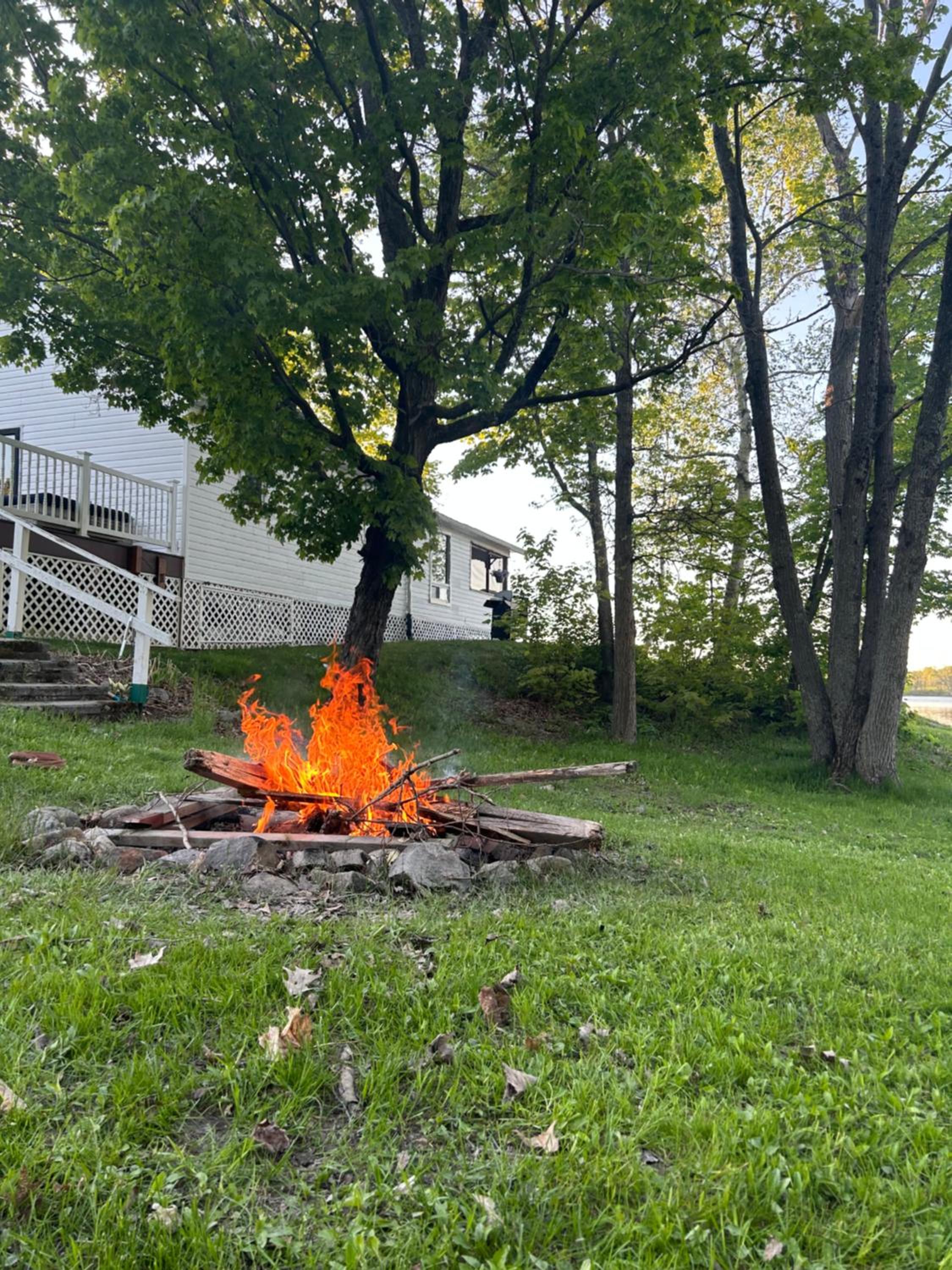 Cozy Lakeside Cottage with Beautiful Sunsets