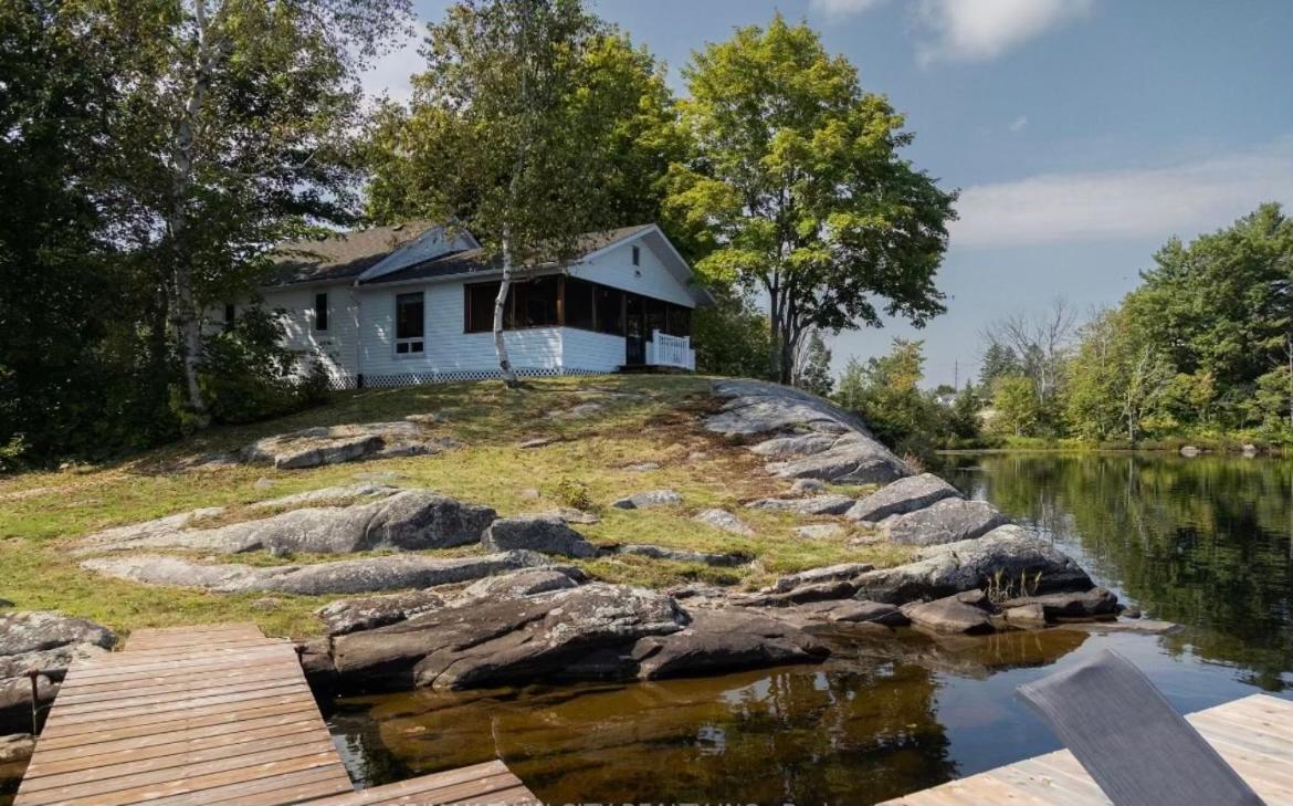 Cozy Lakeside Cottage with Beautiful Sunsets