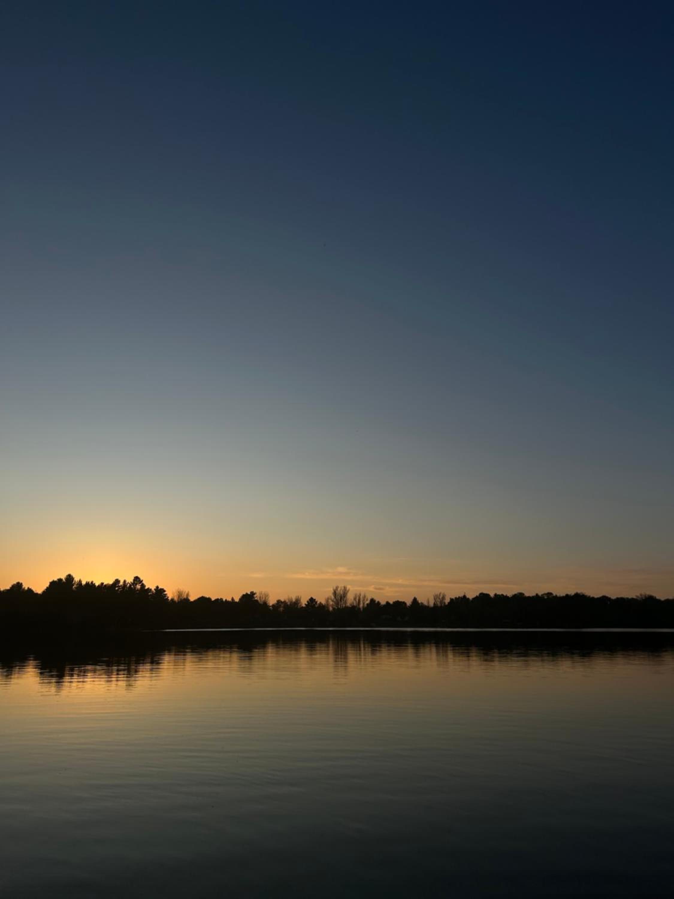 Cozy Lakeside Cottage with Beautiful Sunsets