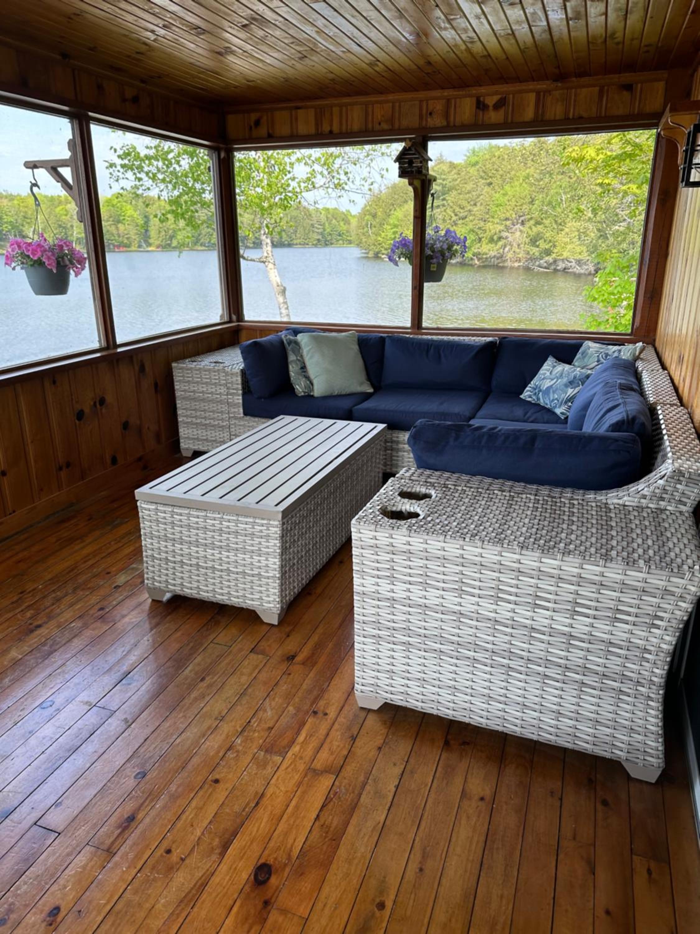 Cozy Lakeside Cottage with Beautiful Sunsets