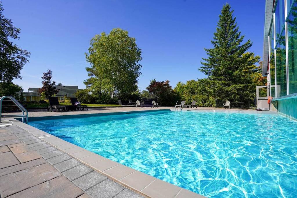 King Bed Studio With Access to Pool and Gym!