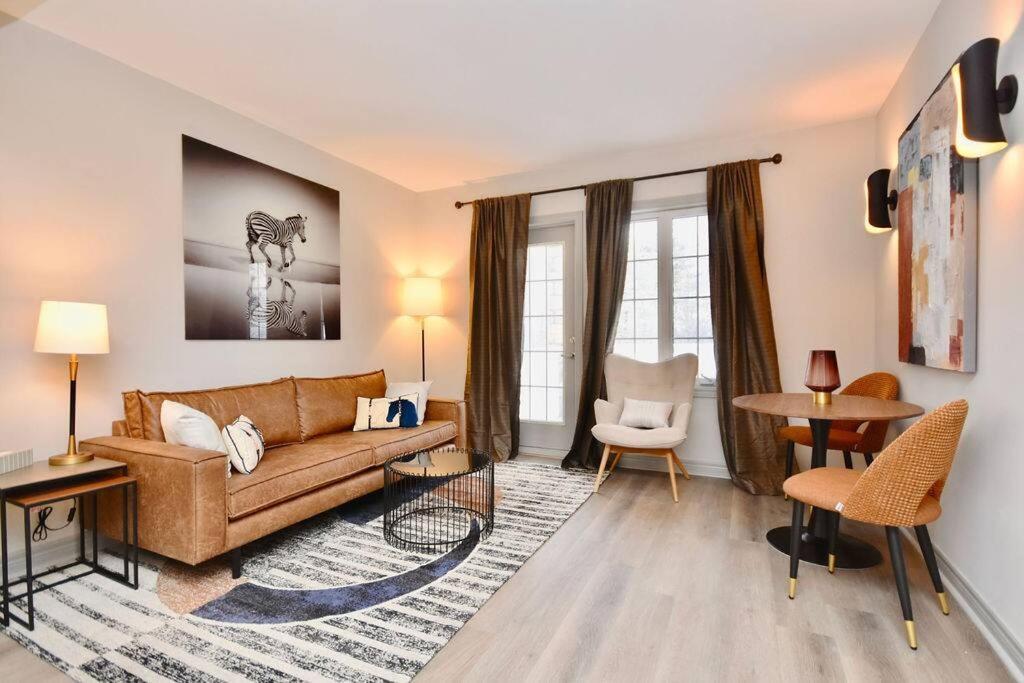 King Bed Studio With Access to Pool and Gym!