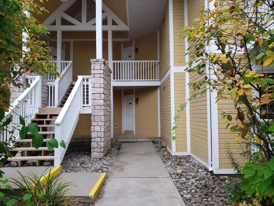 King Bed Studio With Access to Pool and Gym!