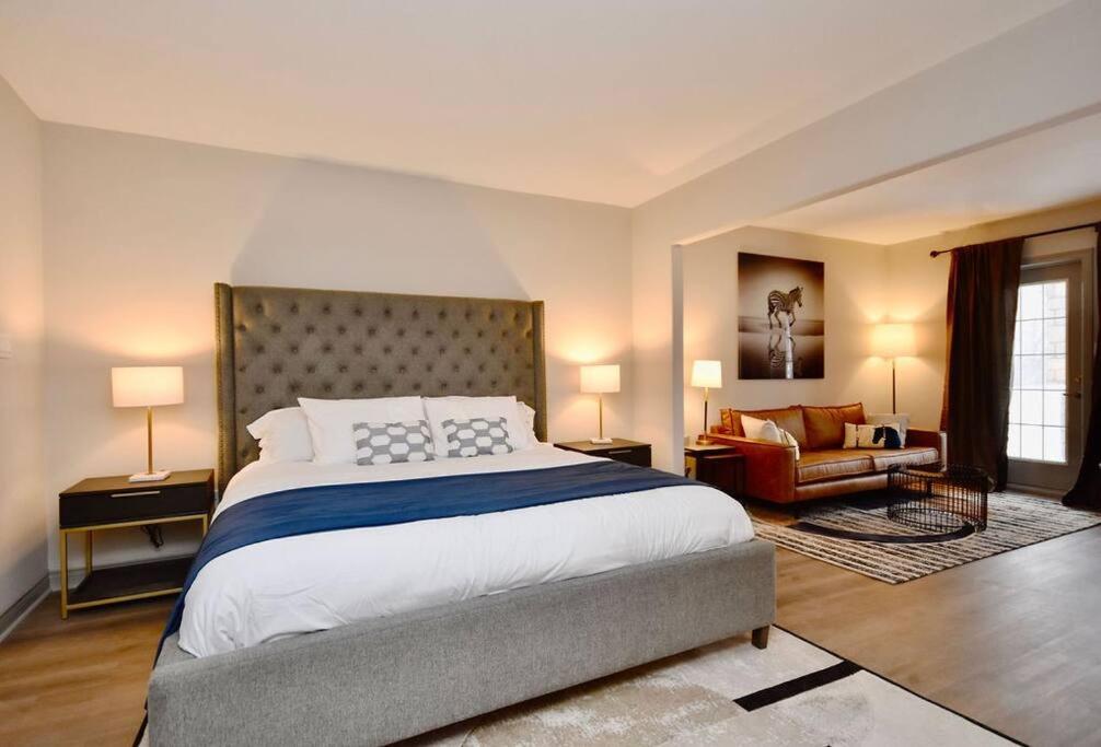 King Bed Studio With Access to Pool and Gym!