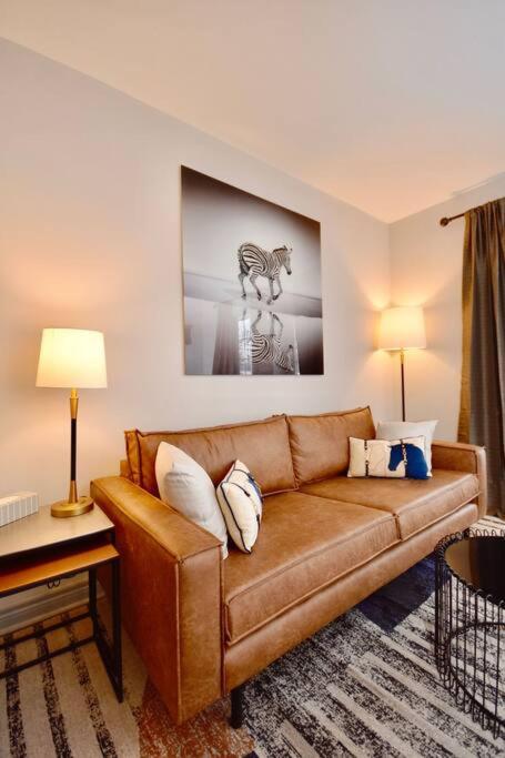 King Bed Studio With Access to Pool and Gym!