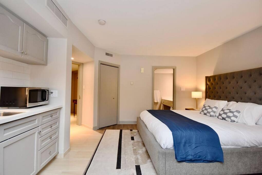 King Bed Studio With Access to Pool and Gym!
