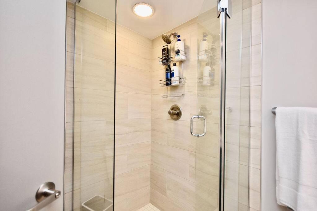 King Bed Studio With Access to Pool and Gym!