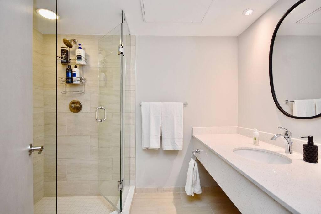 King Bed Studio With Access to Pool and Gym!
