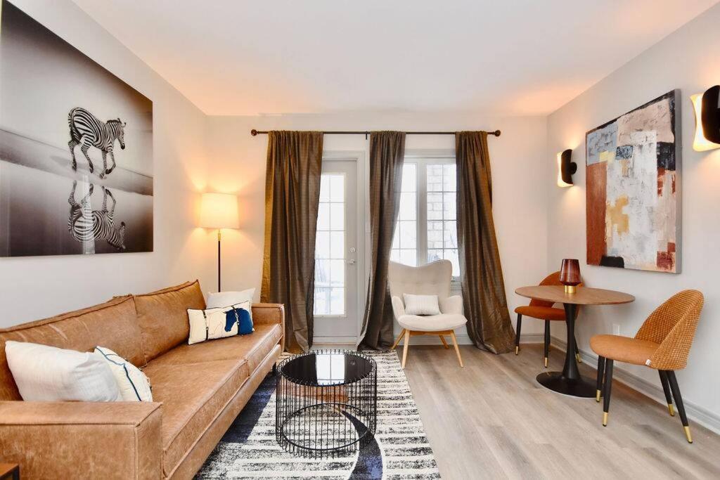 King Bed Studio With Access to Pool and Gym!