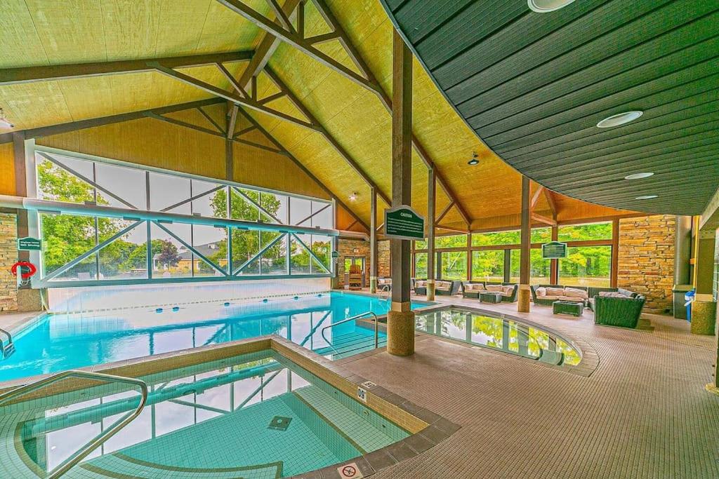 King Bed Studio With Access to Pool and Gym!