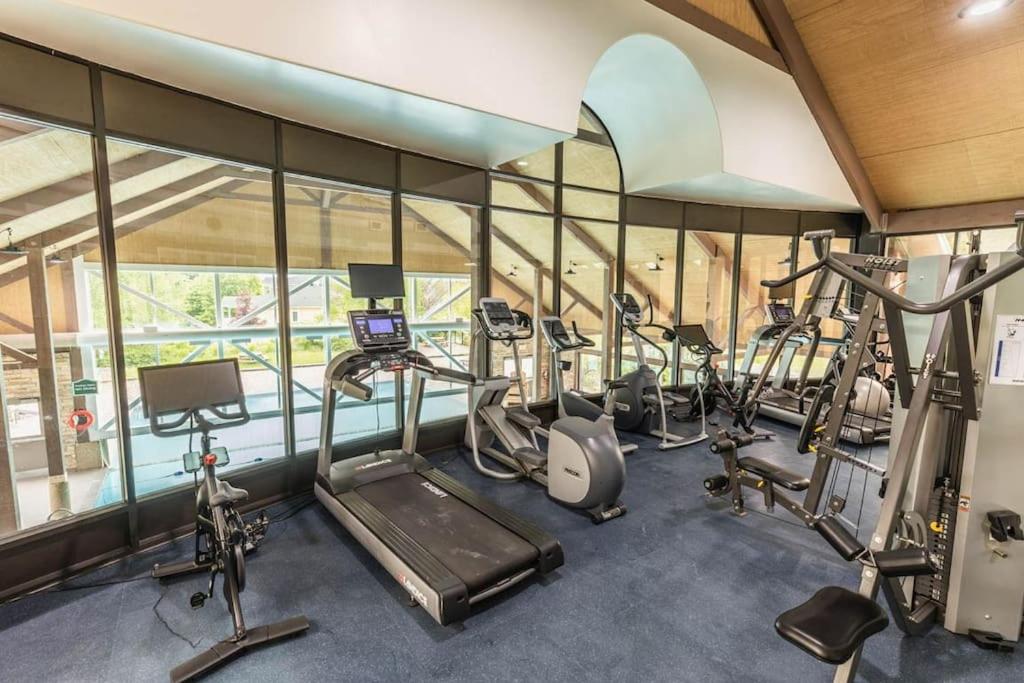 King Bed Studio With Access to Pool and Gym!