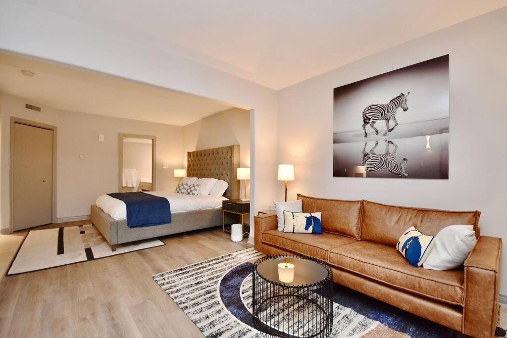 King Bed Studio With Access to Pool and Gym!