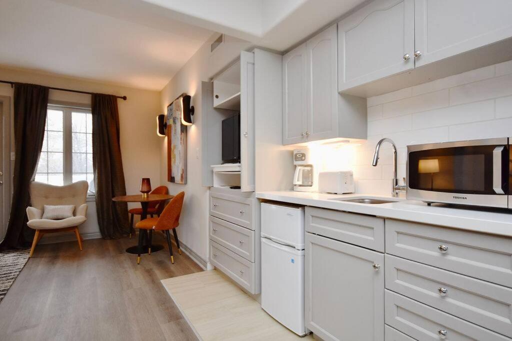 King Bed Studio With Access to Pool and Gym!