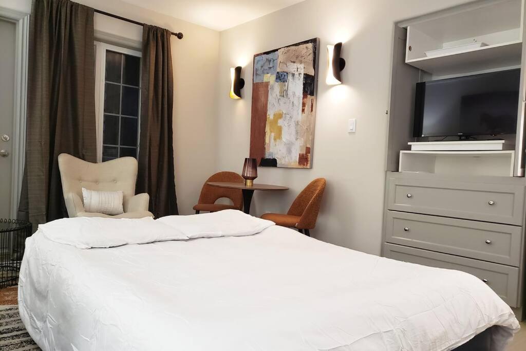 King Bed Studio With Access to Pool and Gym!