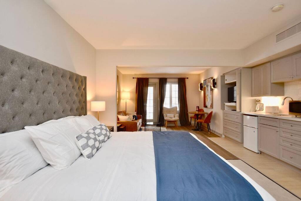 King Bed Studio With Access to Pool and Gym!