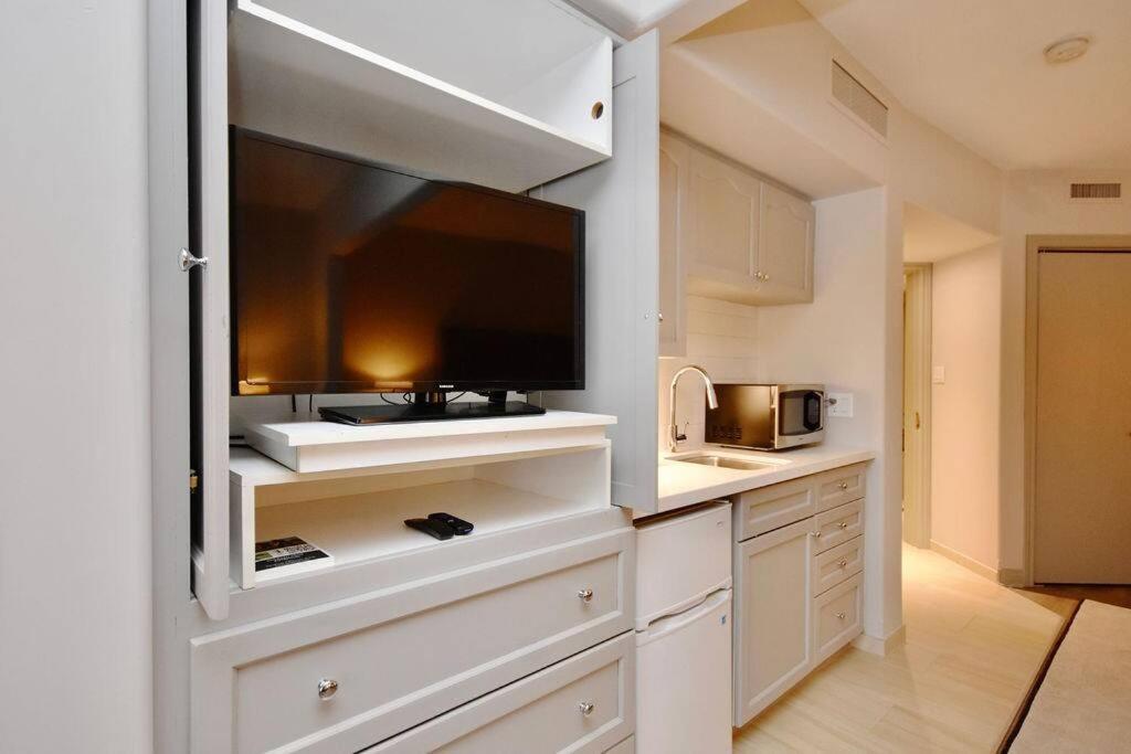 King Bed Studio With Access to Pool and Gym!