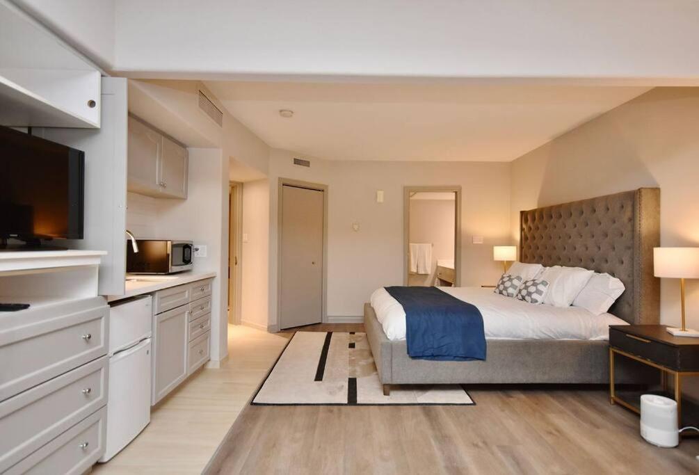 King Bed Studio With Access to Pool and Gym!