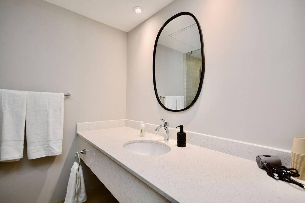 King Bed Studio With Access to Pool and Gym!