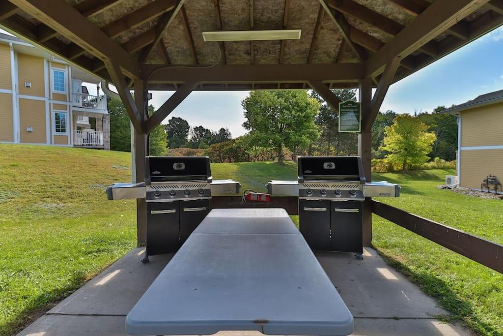 King Bed Studio With Access to Pool and Gym!