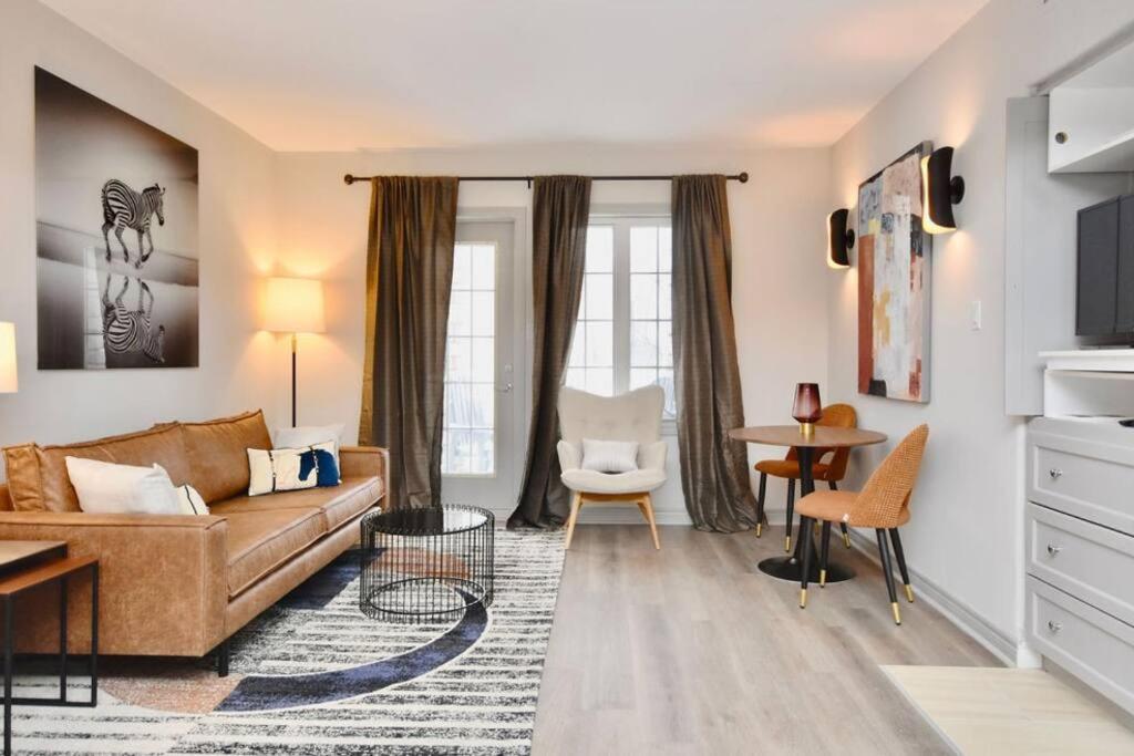 King Bed Studio With Access to Pool and Gym!