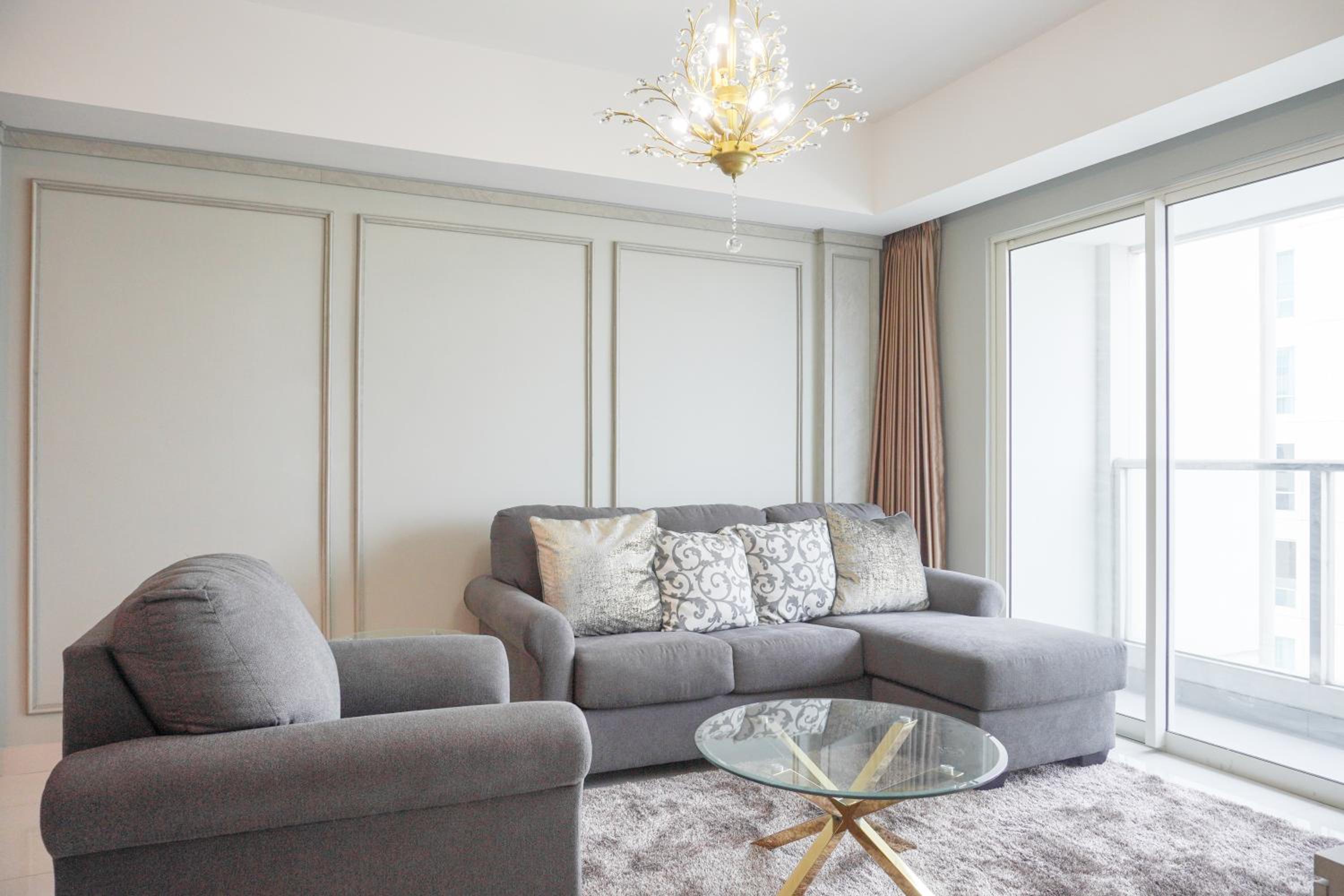 Warm and Elegant 2BR at The Kensington Royal Suites Apartment By Travelio view 4