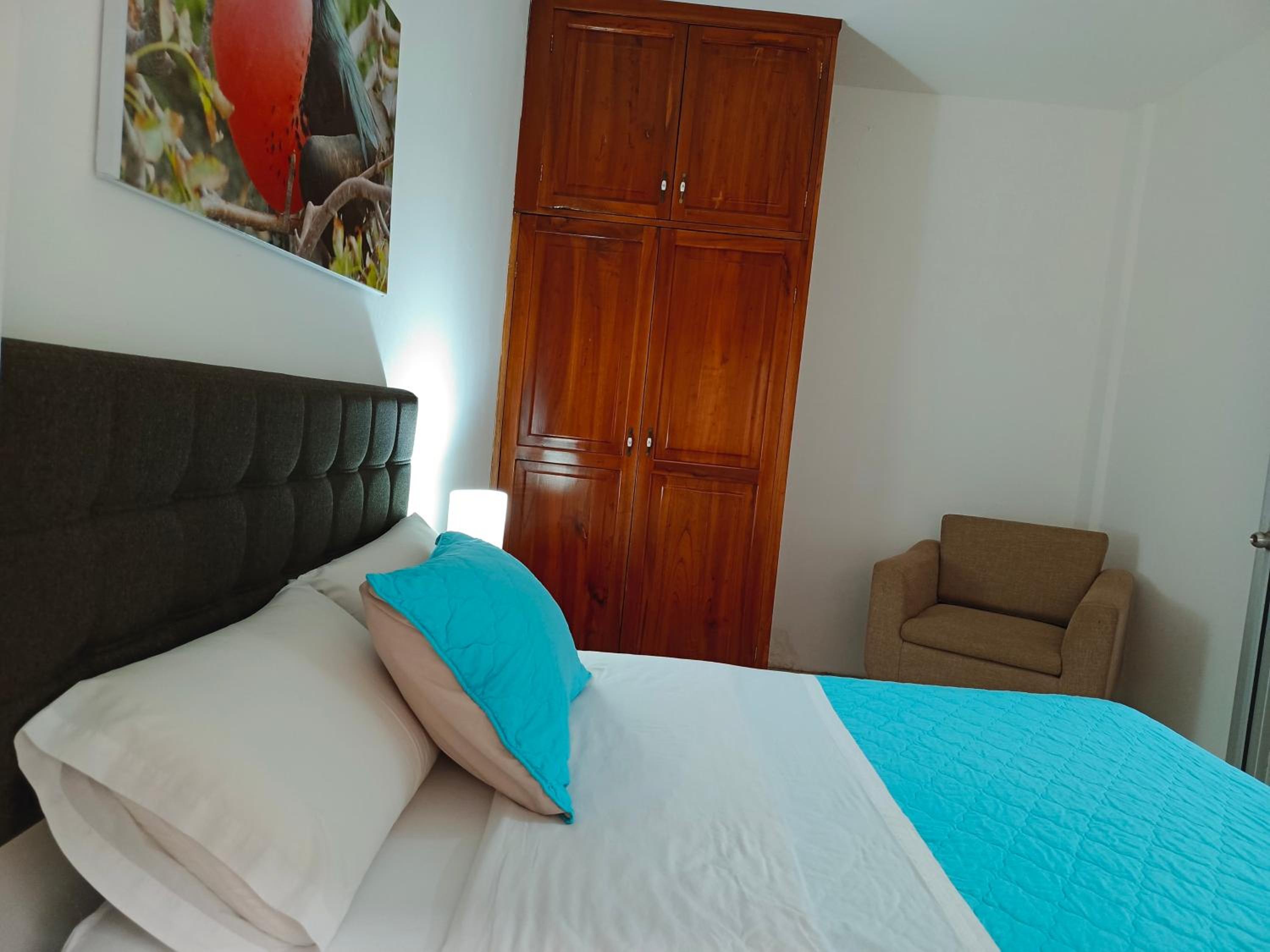 Teresita's House Suites con cocina privada , ideal para parejas, AC, wifi agua caliente, cerca del aeropuerto, a pocos pasos del malecón San Cristóbal
