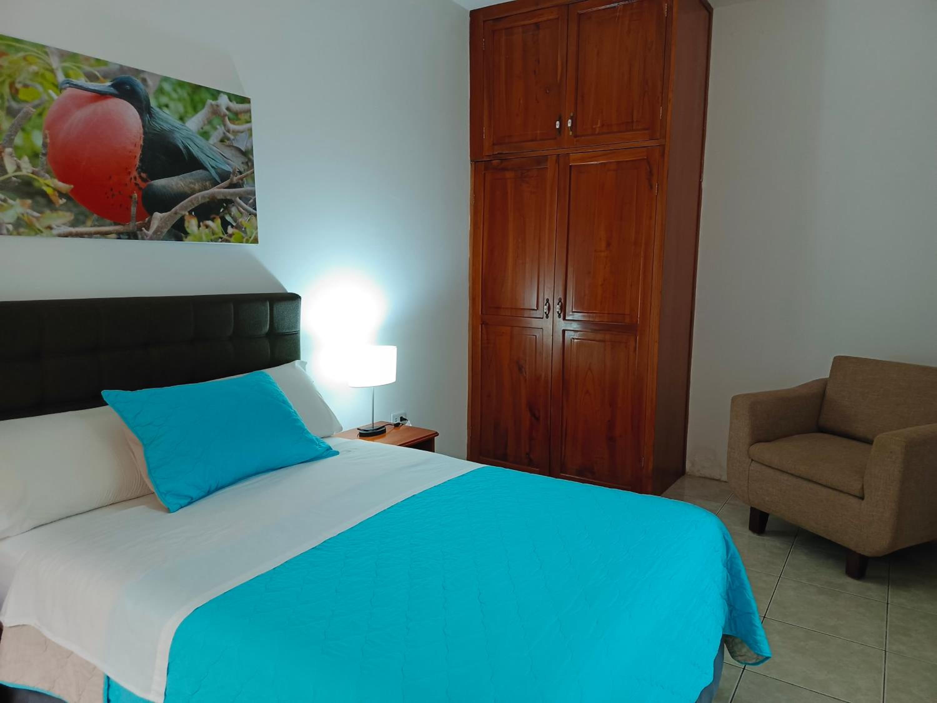 Teresita's House Suites con cocina privada , ideal para parejas, AC, wifi agua caliente, cerca del aeropuerto, a pocos pasos del malecón San Cristóbal