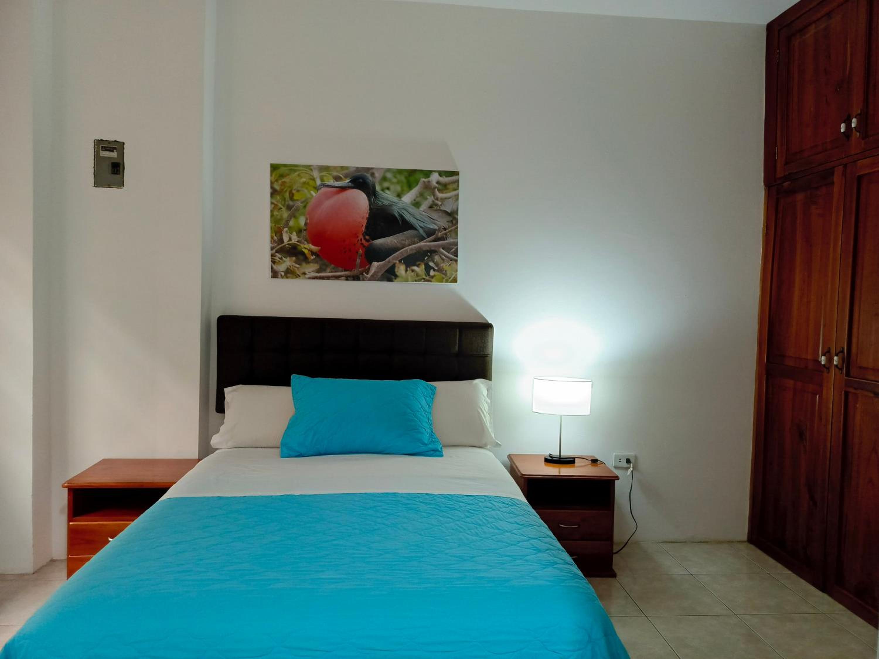Teresita's House Suites con cocina privada , ideal para parejas, AC, wifi agua caliente, cerca del aeropuerto, a pocos pasos del malecón San Cristóbal