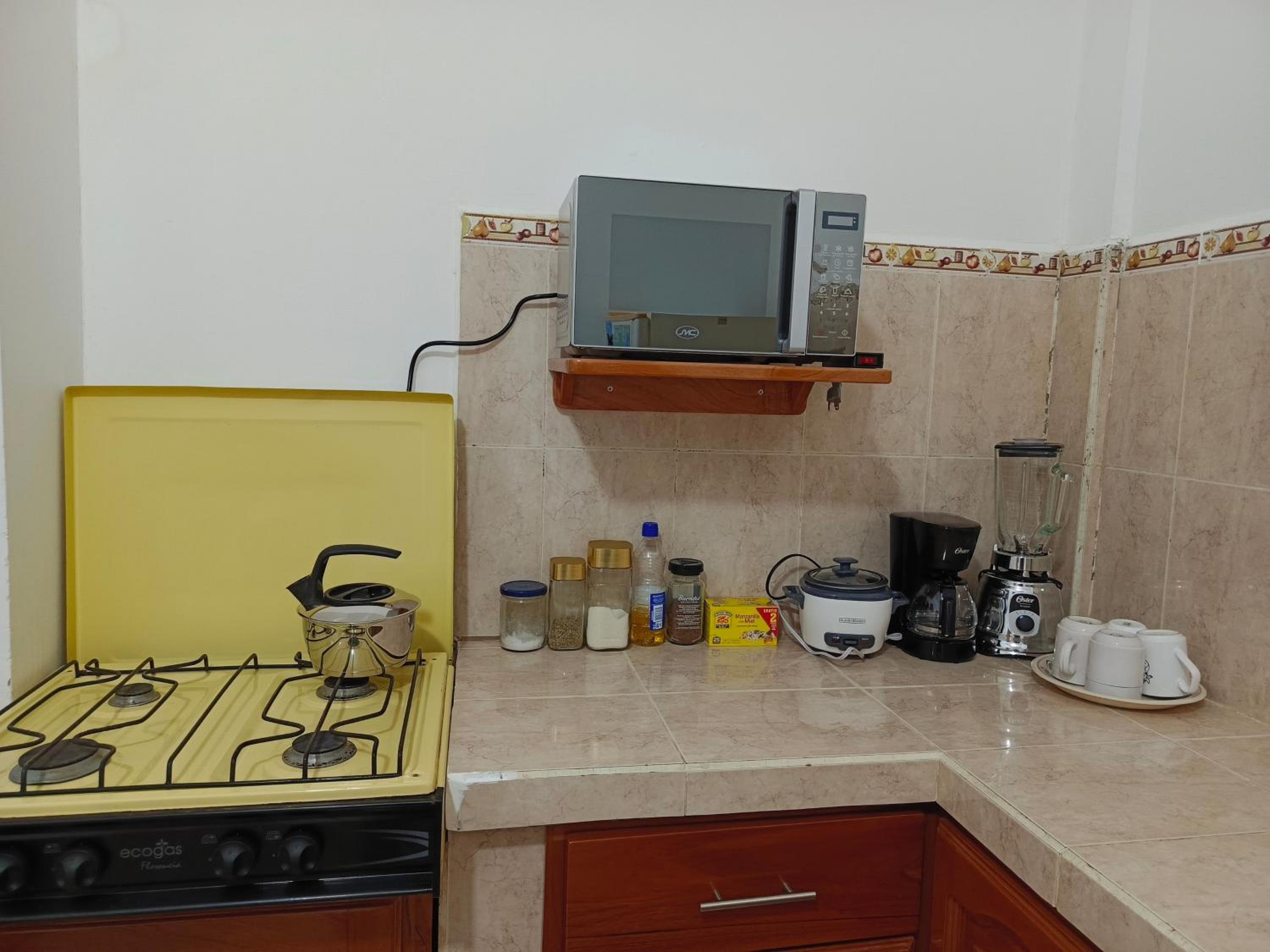 Teresita's House Suites con cocina privada , ideal para parejas, AC, wifi agua caliente, cerca del aeropuerto, a pocos pasos del malecón San Cristóbal