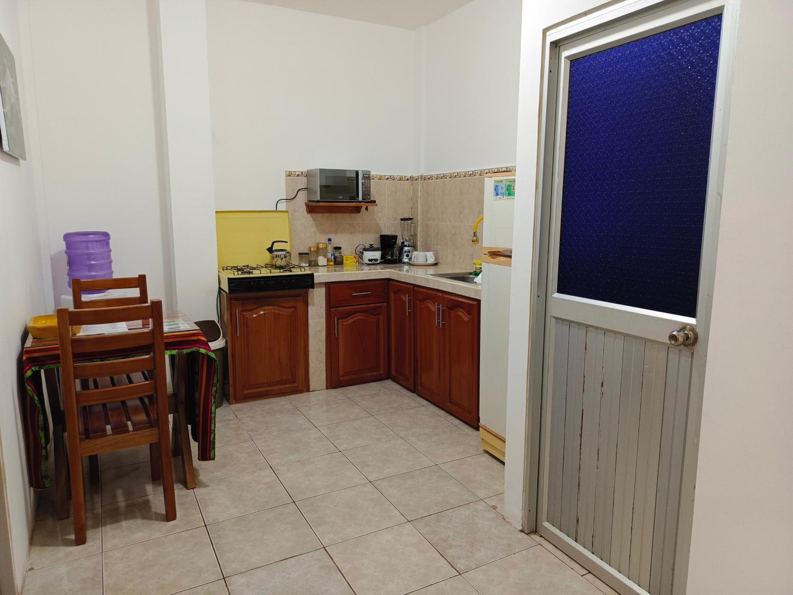 Teresita's House Suites con cocina privada , ideal para parejas, AC, wifi agua caliente, cerca del aeropuerto, a pocos pasos del malecón San Cristóbal
