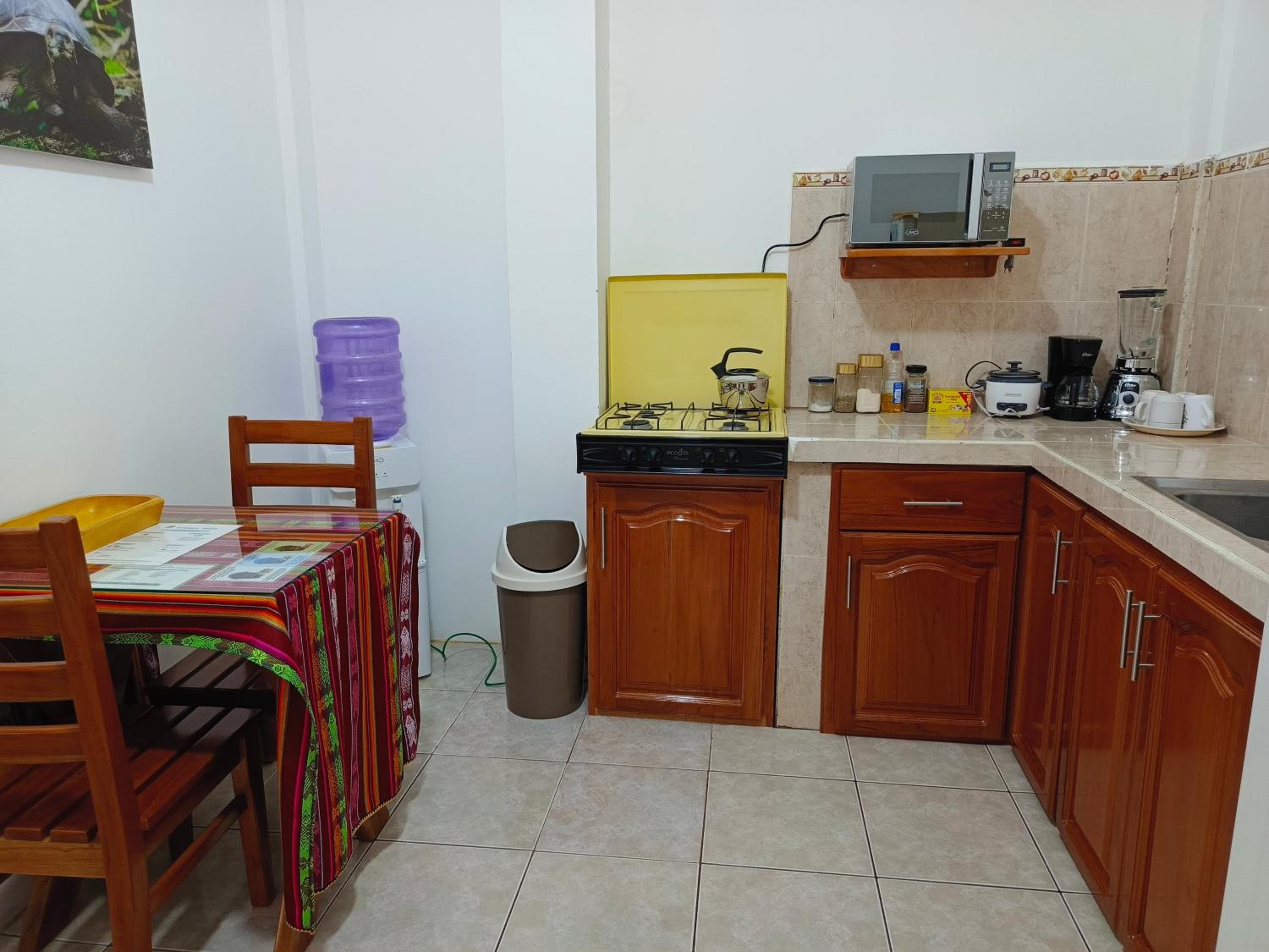 Teresita's House Suites con cocina privada , ideal para parejas, AC, wifi agua caliente, cerca del aeropuerto, a pocos pasos del malecón San Cristóbal