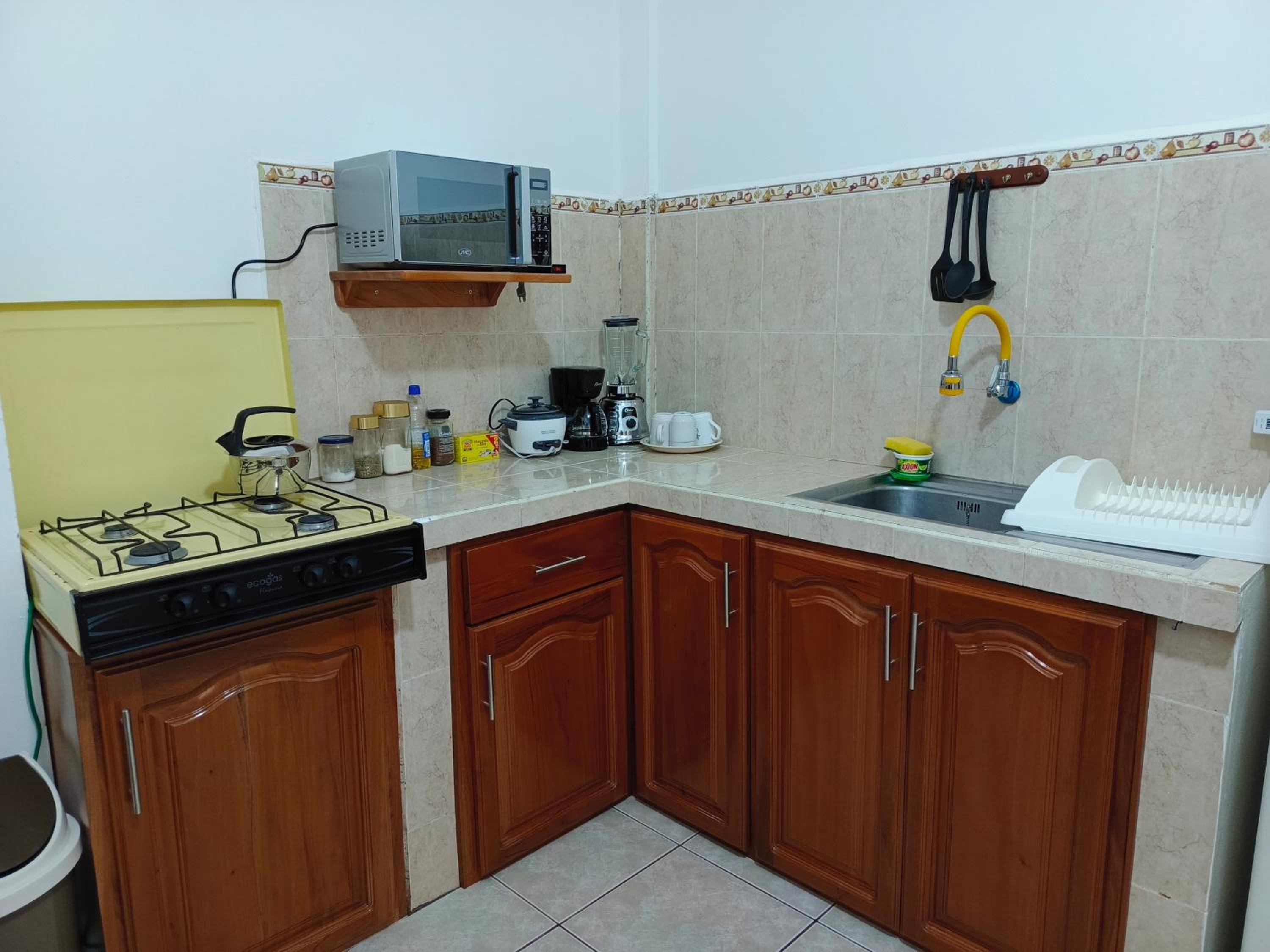 Teresita's House Suites con cocina privada , ideal para parejas, AC, wifi agua caliente, cerca del aeropuerto, a pocos pasos del malecón San Cristóbal