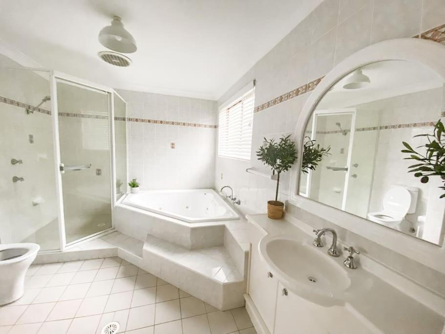 Exhale Terrigal, Stylish & Spacious, 150M to beach