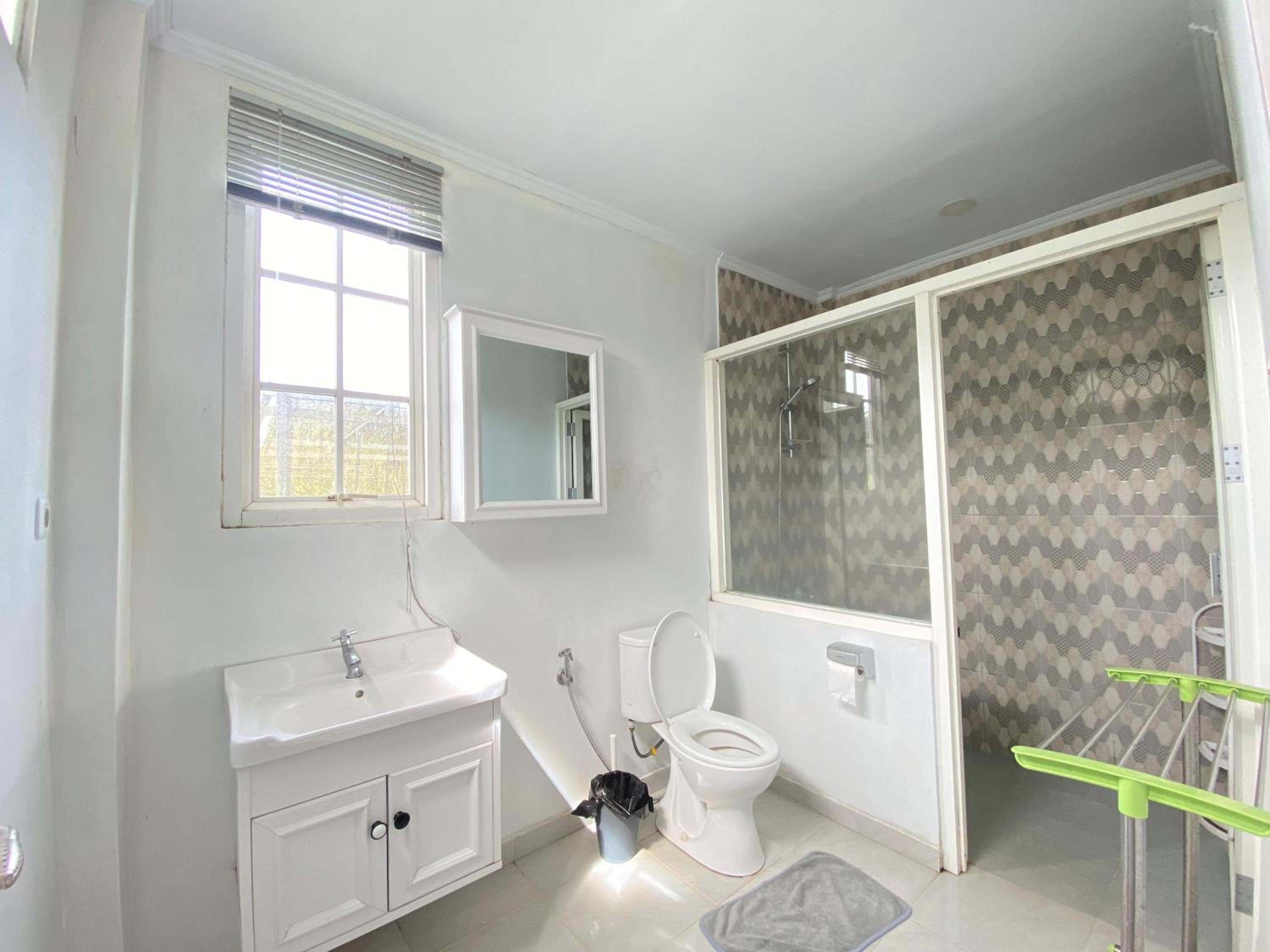 A Spacious Tropical 4 Bedrooms with Bathrooms Villa Marion Tomohon with the view of Gunung Lokon view 3