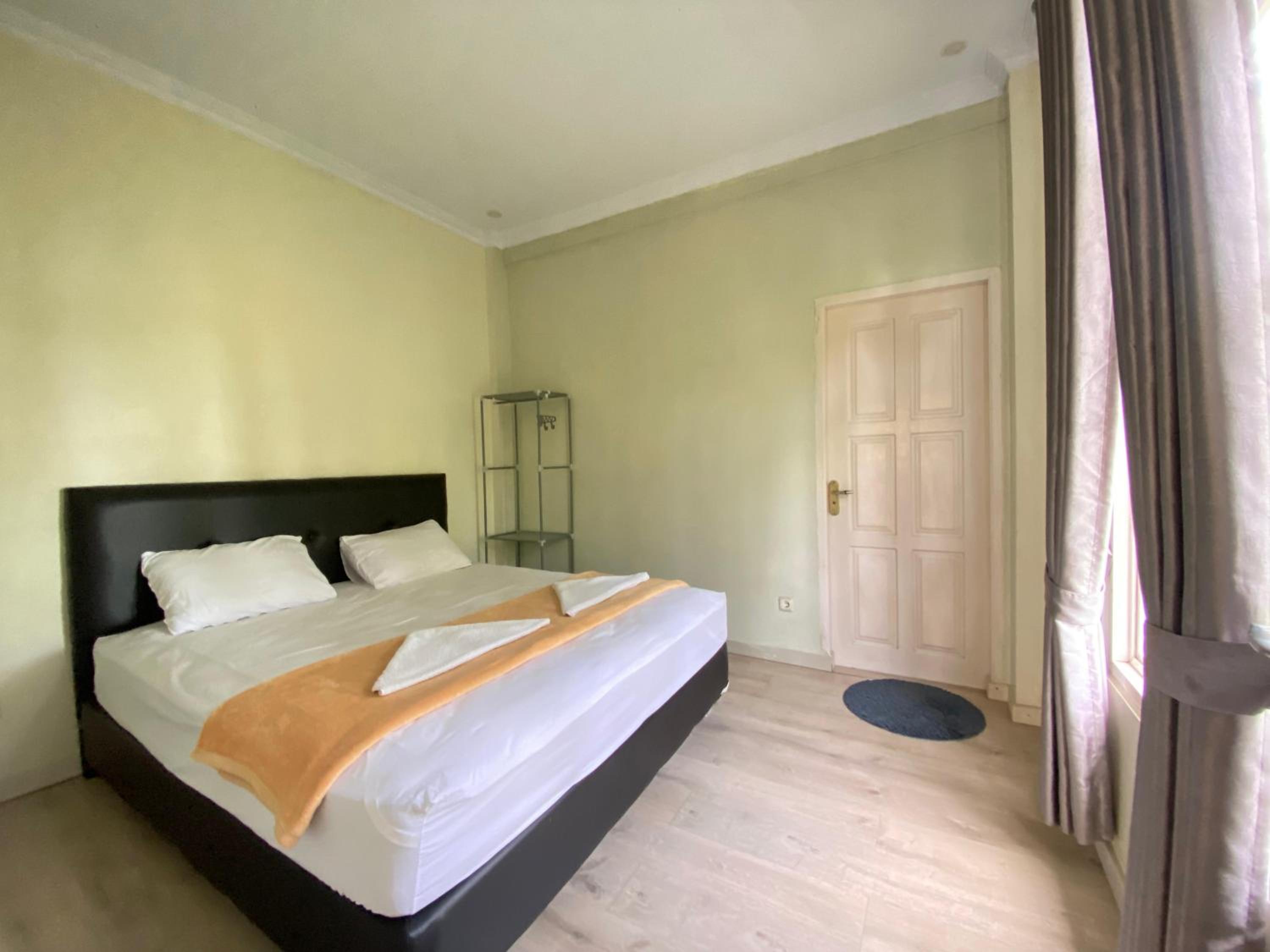 A Spacious Tropical 4 Bedrooms with Bathrooms Villa Marion Tomohon with the view of Gunung Lokon view 4