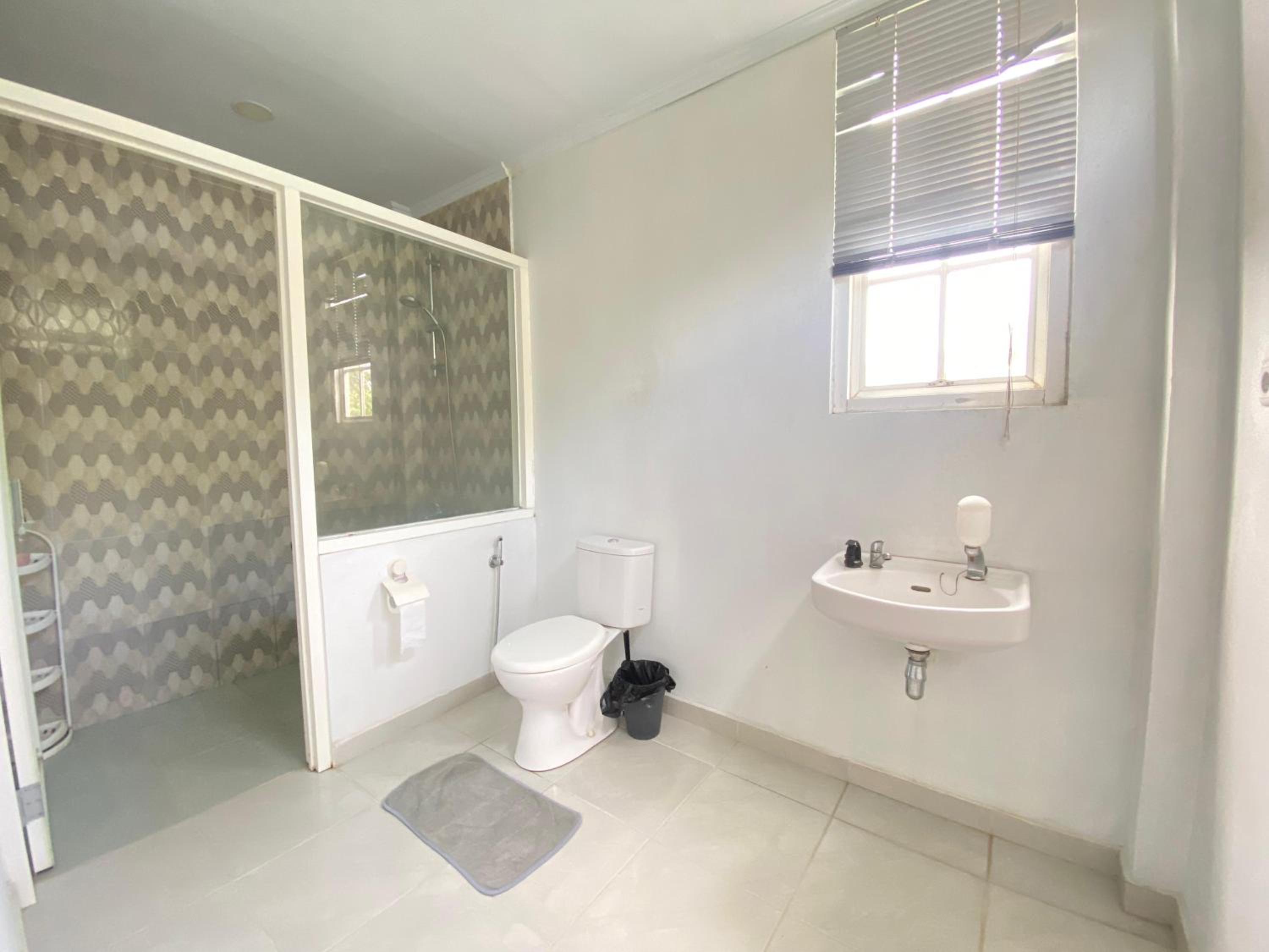 A Spacious Tropical 4 Bedrooms with Bathrooms Villa Marion Tomohon with the view of Gunung Lokon view 5